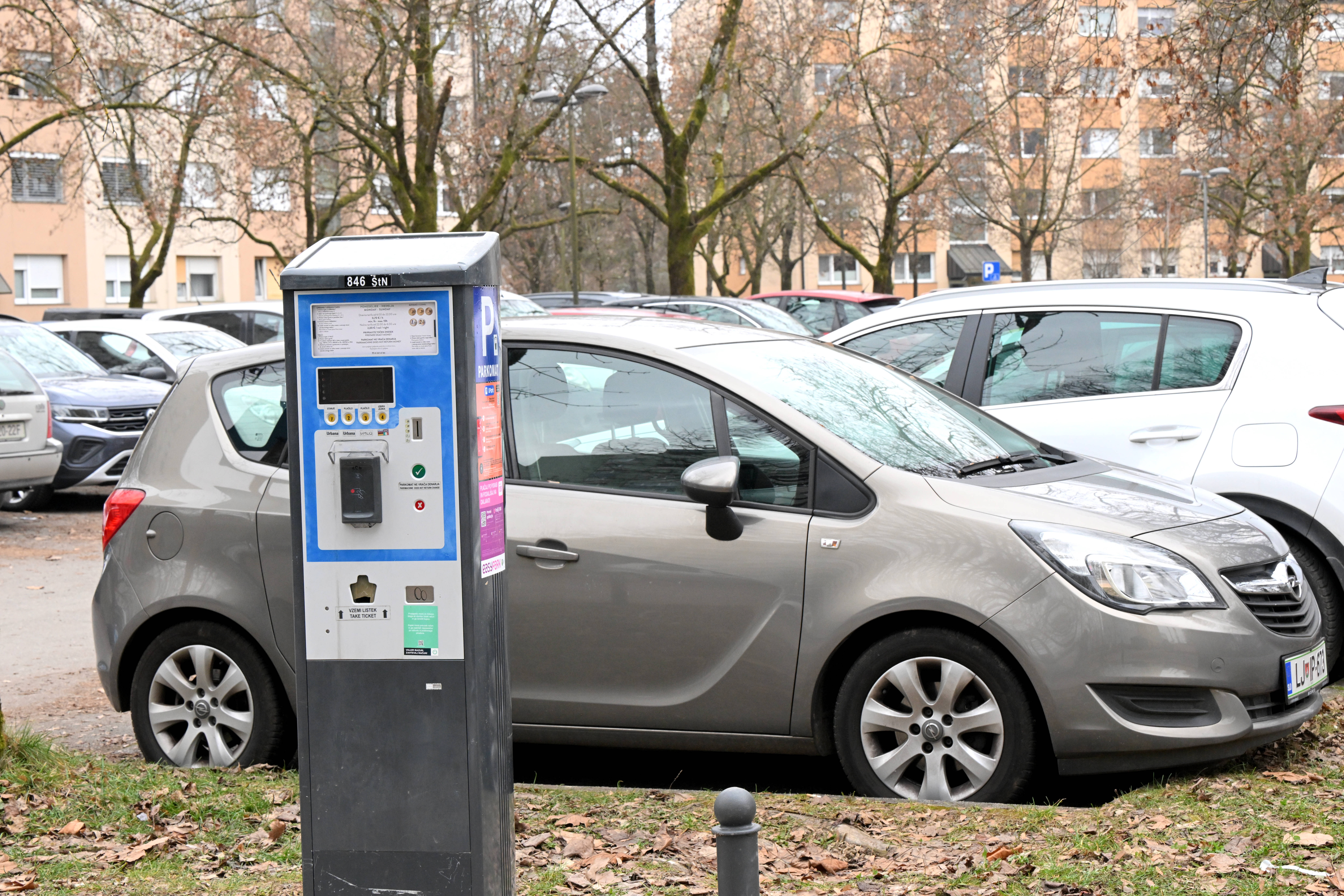 Slovenija, Ljubljana, 19.01.2026, 19. januar 2026Parkomati v Štepanjskem naselju, obvestila voznikom, parkirne dovolilnice, parkirišča, parkiranje, prometni kaos v blokovskih naseljih, avtomobili, Foto: Žiga Živulović jr./F.A.Bobo