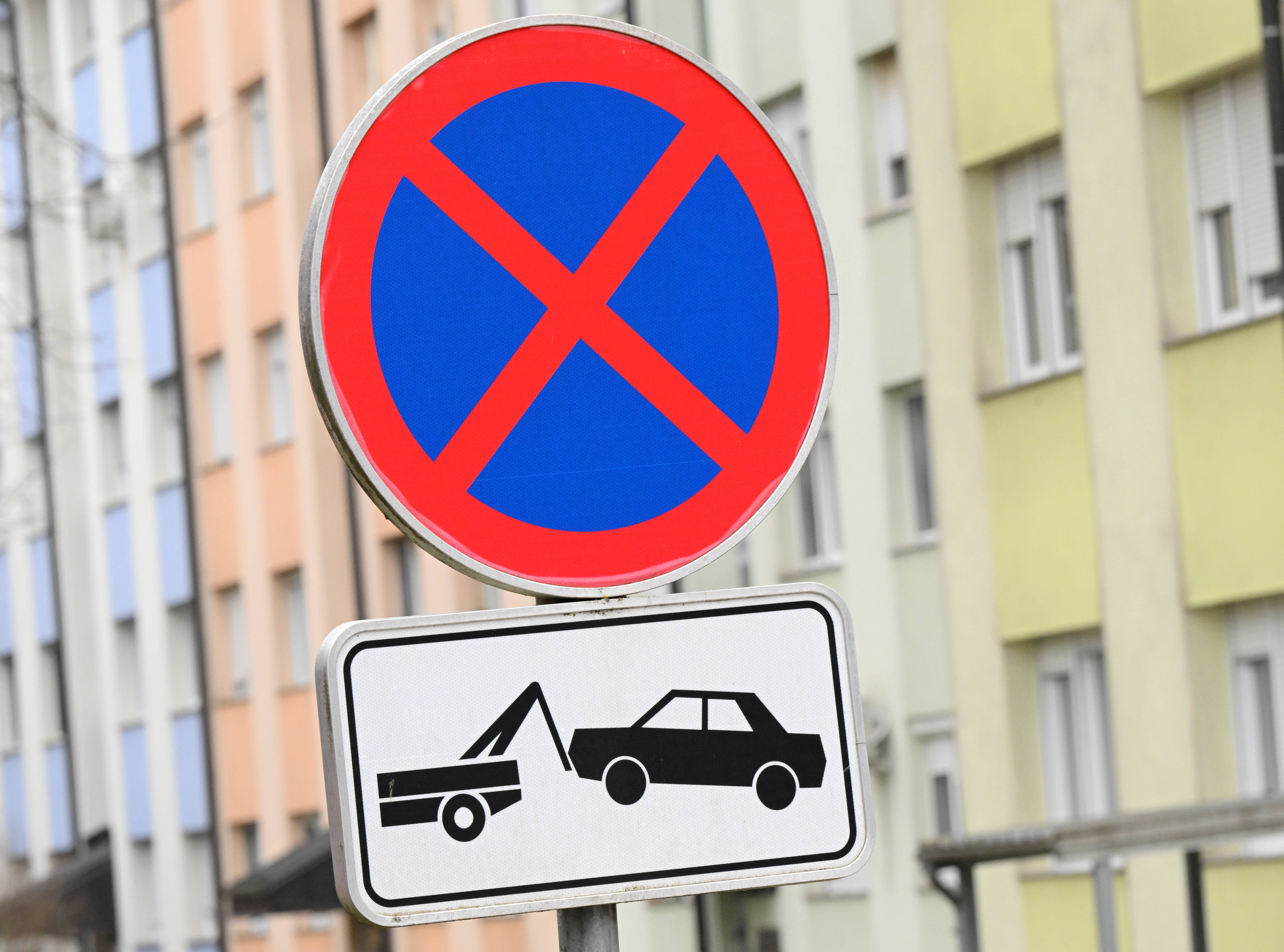 Slovenija, Ljubljana, 19.01.2026, 19. januar 2026Parkomati v Štepanjskem naselju, obvestila voznikom, parkirne dovolilnice, parkirišča, parkiranje, prometni kaos v blokovskih naseljih, avtomobili, Foto: Žiga Živulović jr./F.A.Bobo