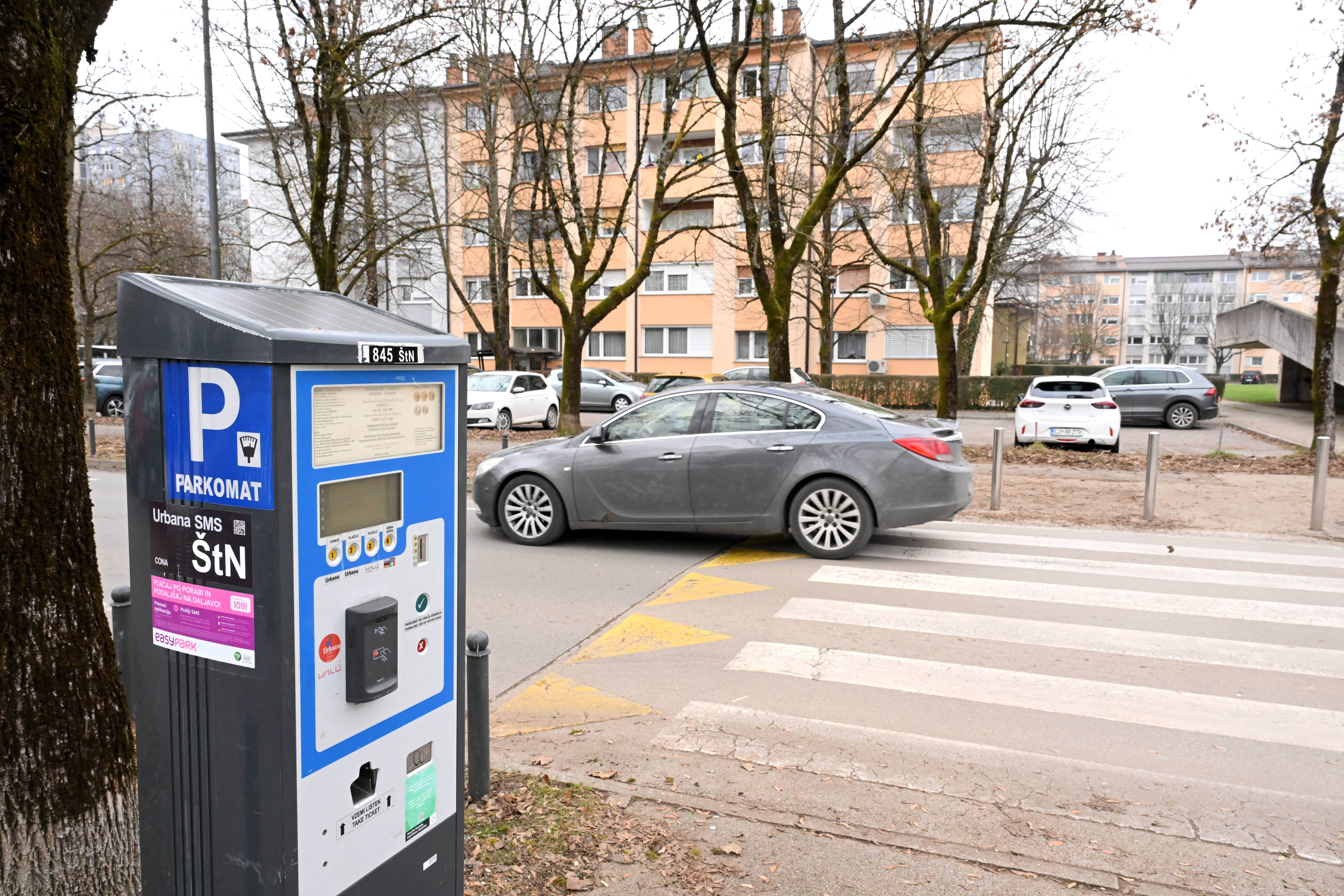 Slovenija, Ljubljana, 19.01.2026, 19. januar 2026Parkomati v Štepanjskem naselju, obvestila voznikom, parkirne dovolilnice, parkirišča, parkiranje, prometni kaos v blokovskih naseljih, avtomobili, Foto: Žiga Živulović jr./F.A.Bobo