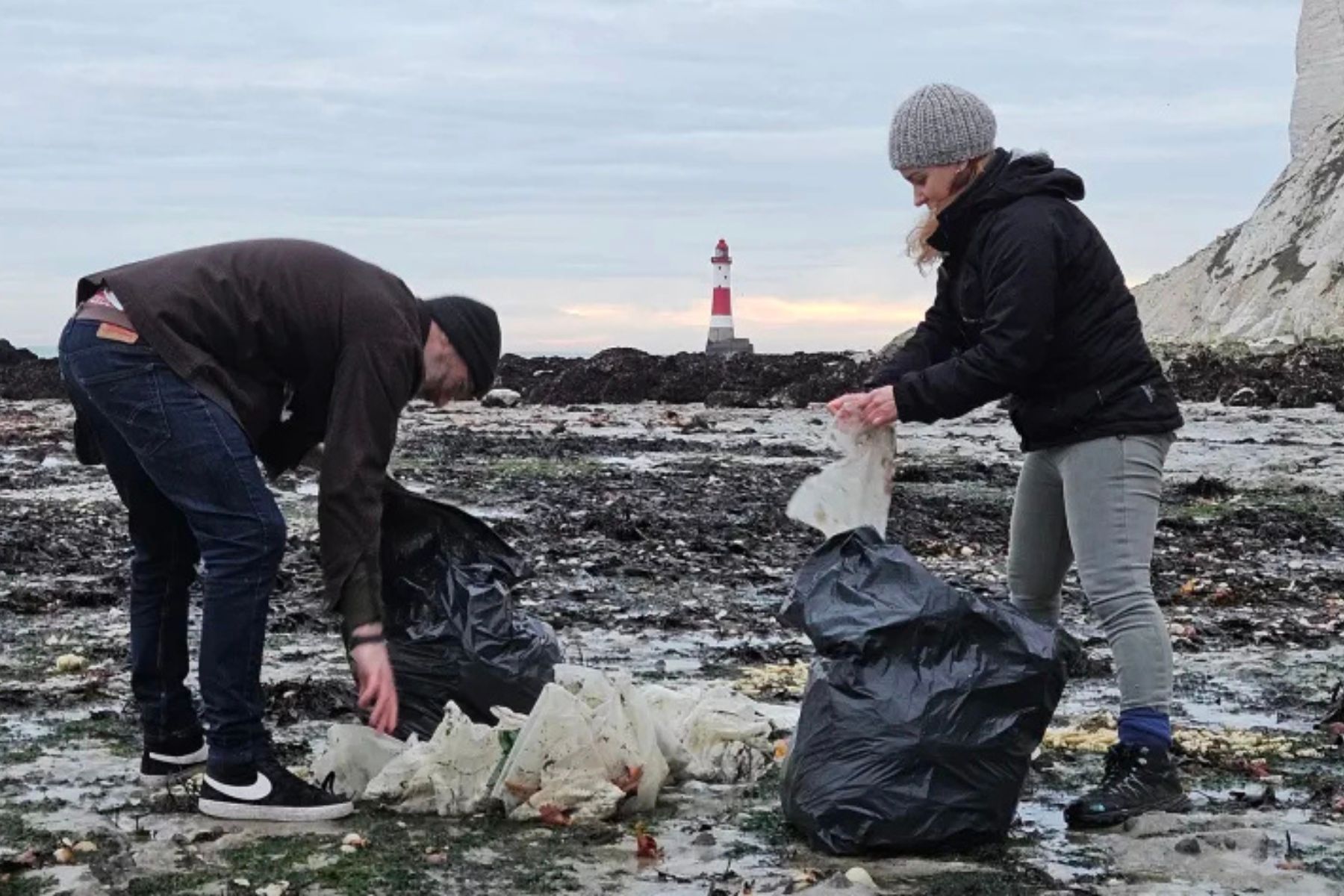 Obala v Angliji je prekrita s surovim krompirčkom in čebulo