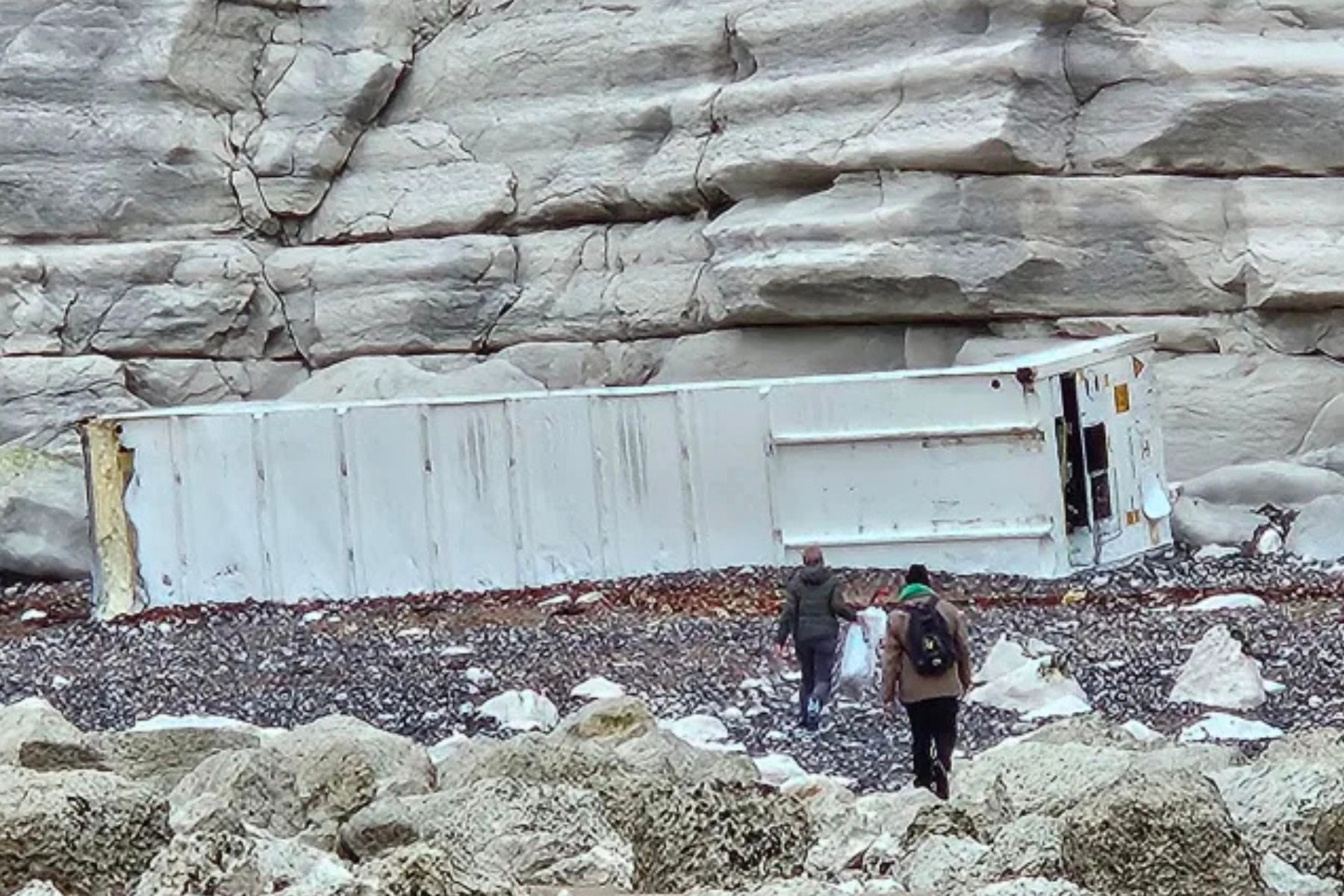 Pobiranje plastike na plaži, potem ko se je s tovorne ladje zvrnil kontejner