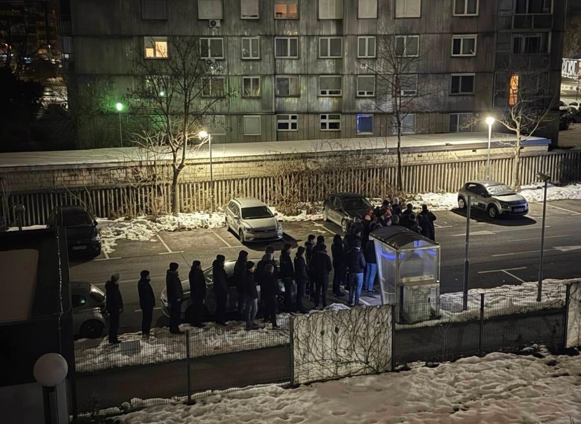 Stanje v vrsti za parkirno kartico UKC Maribor