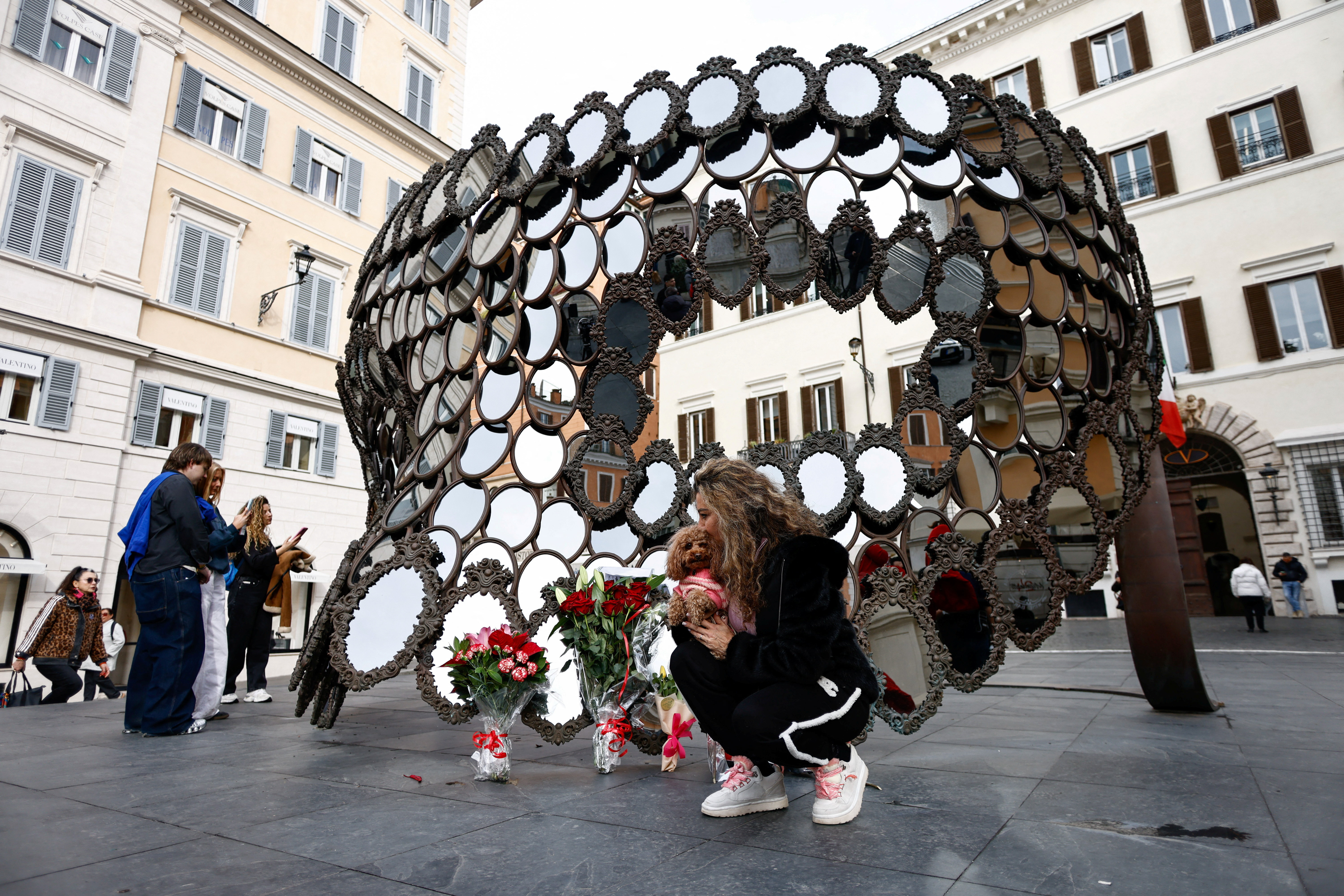 V Rimu se žalujoči danes poslavljajo od italijanskega modnega oblikovalca Valentina Garavanija