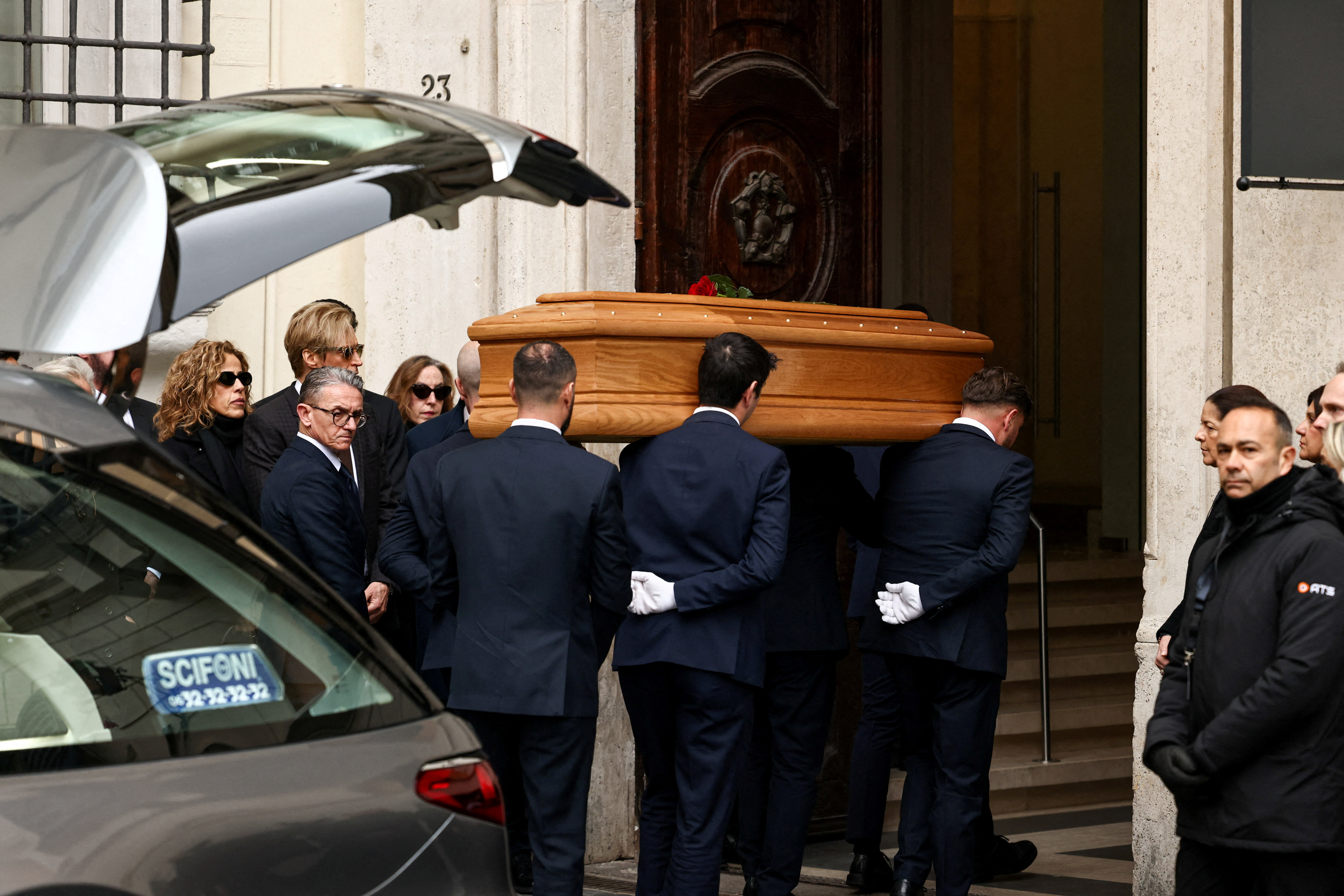 V Rimu se žalujoči danes poslavljajo od italijanskega modnega oblikovalca Valentina Garavanija