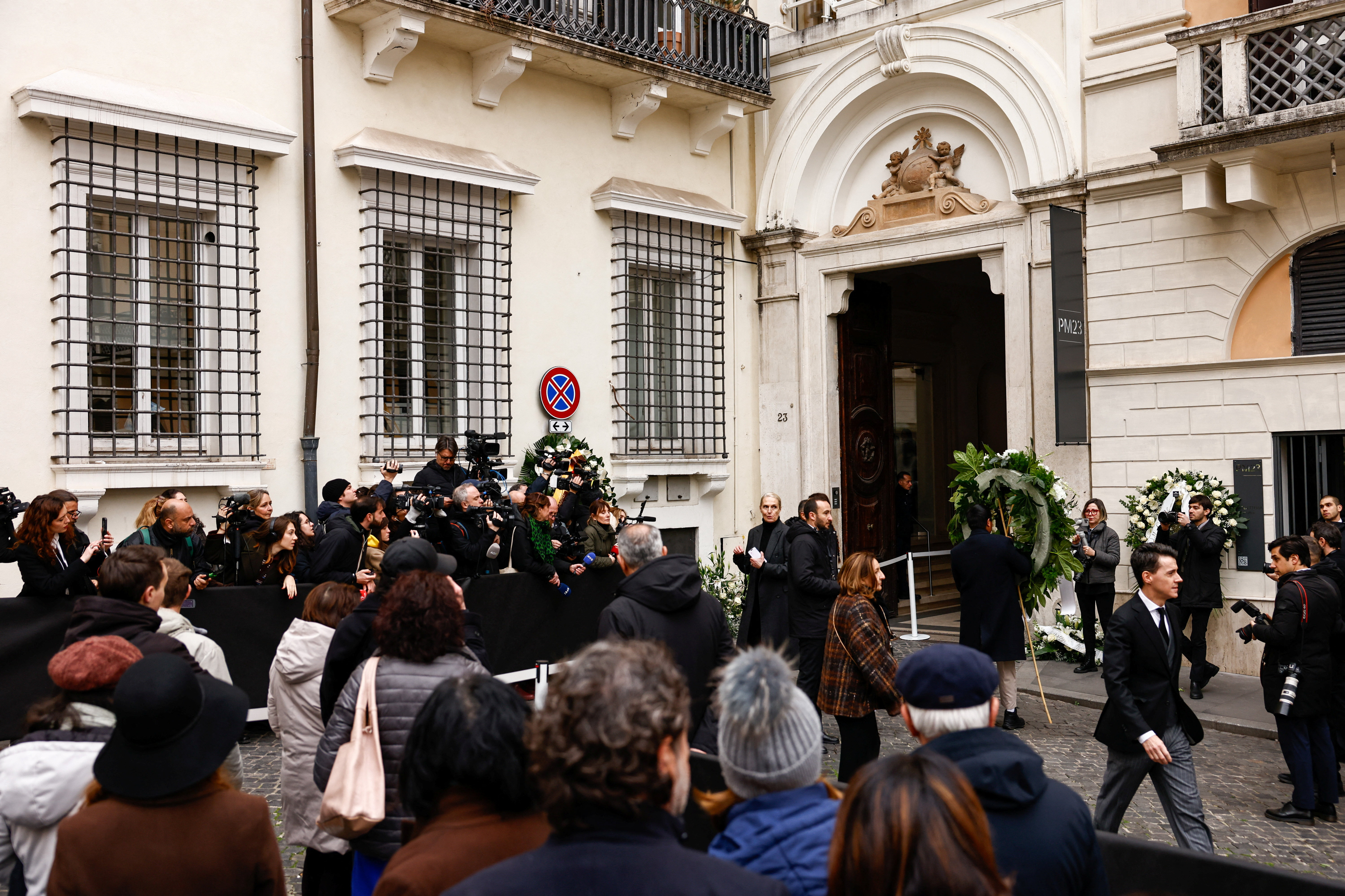 V Rimu se žalujoči danes poslavljajo od italijanskega modnega oblikovalca Valentina Garavanija