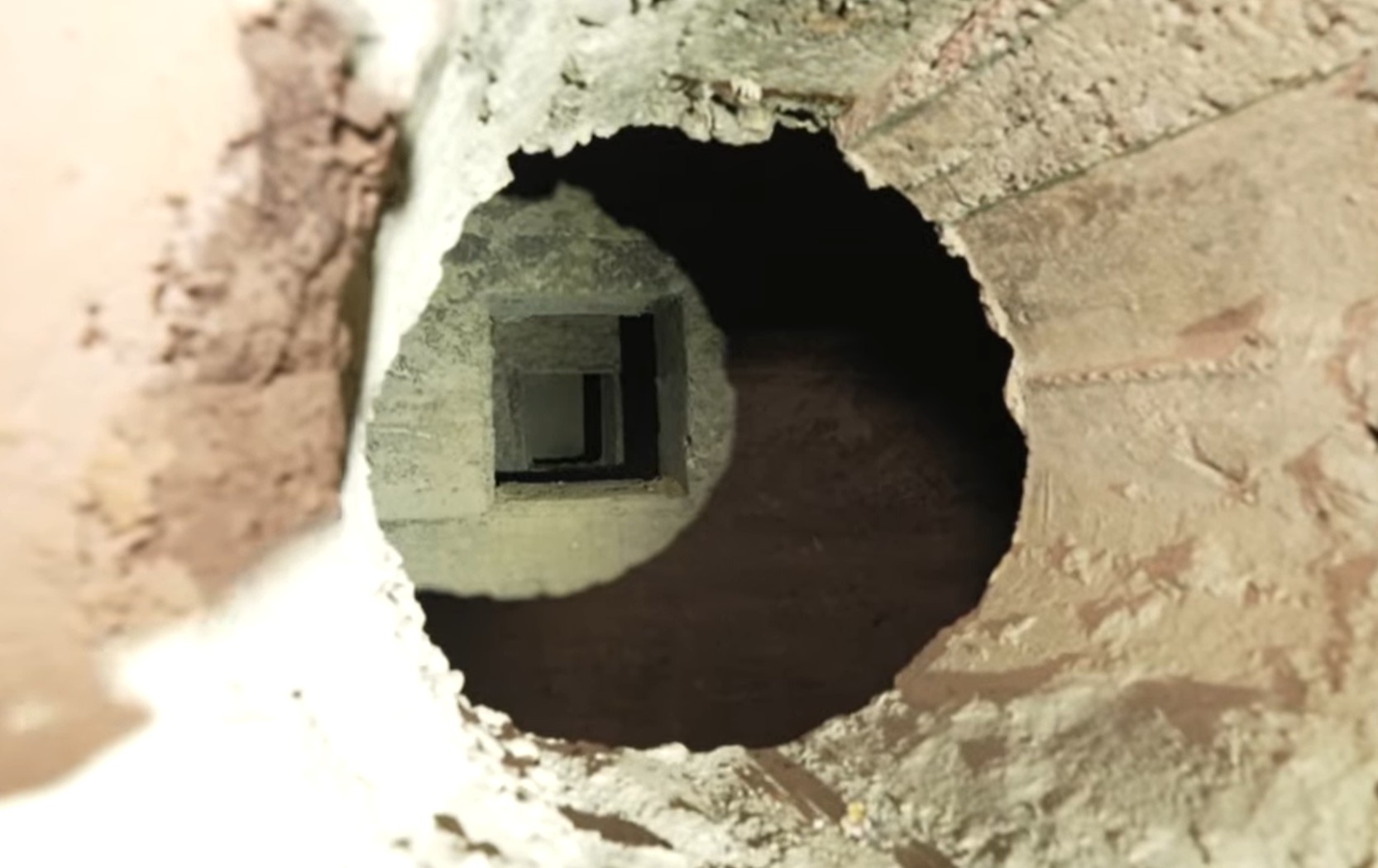 podzemni rov, bunker pod mestom Kurës,Albanija