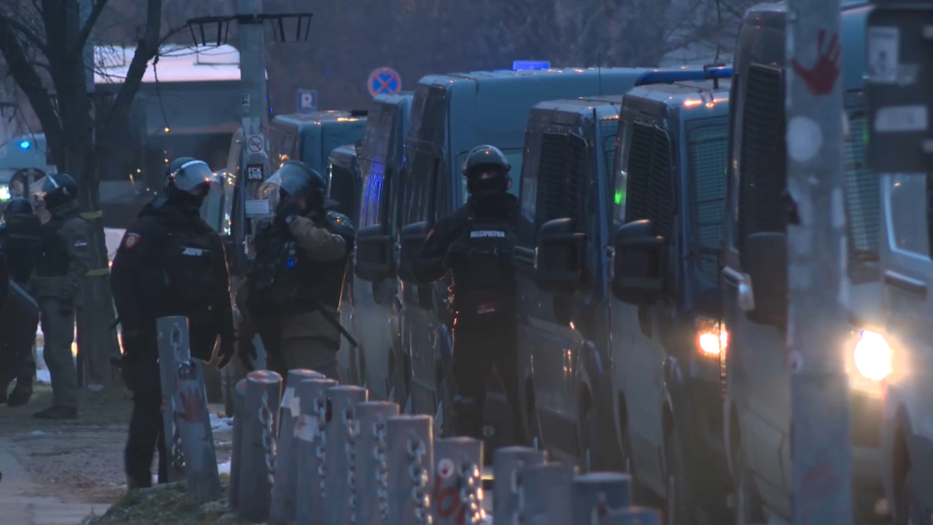 Policija pred filozofsko fakulteto v Novem Sadu