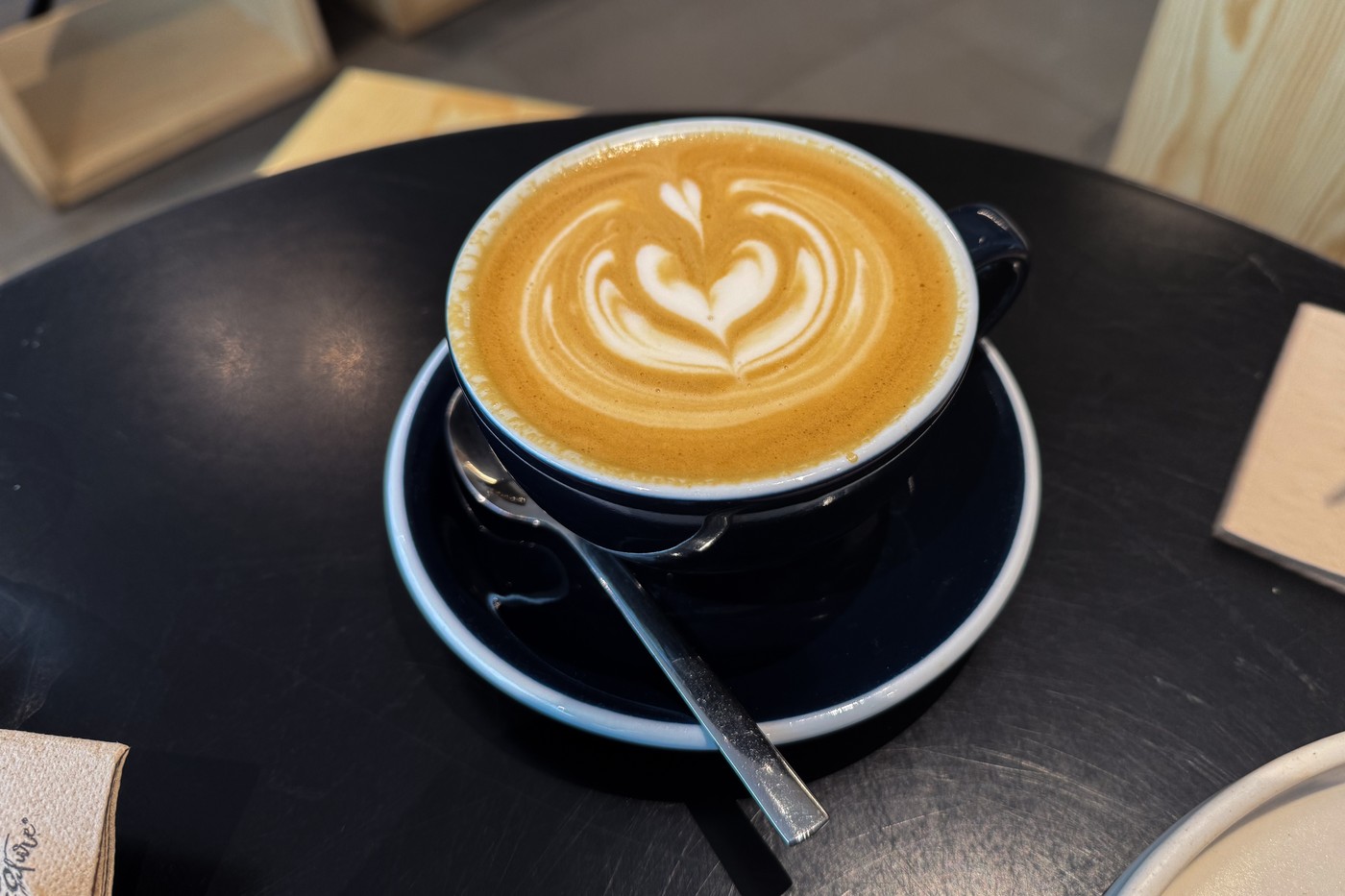 skodelica kave, kava z vzorcem srca na površini