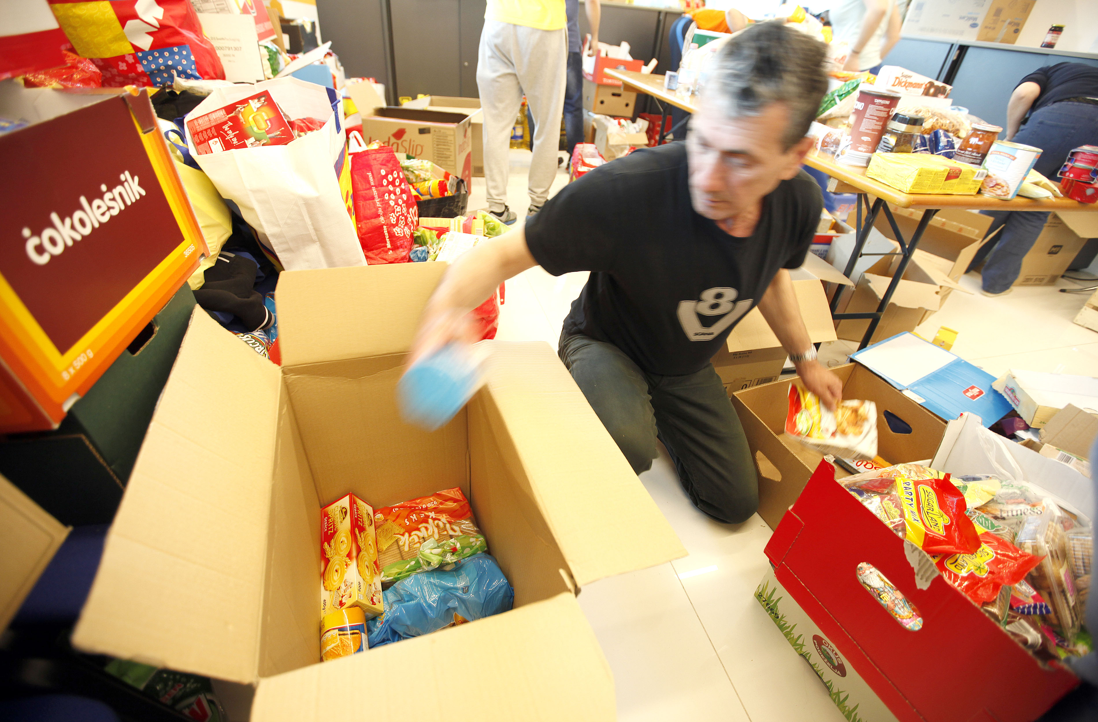 Slovenija, Ljubljana, 18.05.2014, 18. Maj 2014Ljudje in otroci pakirajo humanitarno pomoc za poplavljeno Srbijo. socialaFoto: Srdjan Zivulovic / Bobo