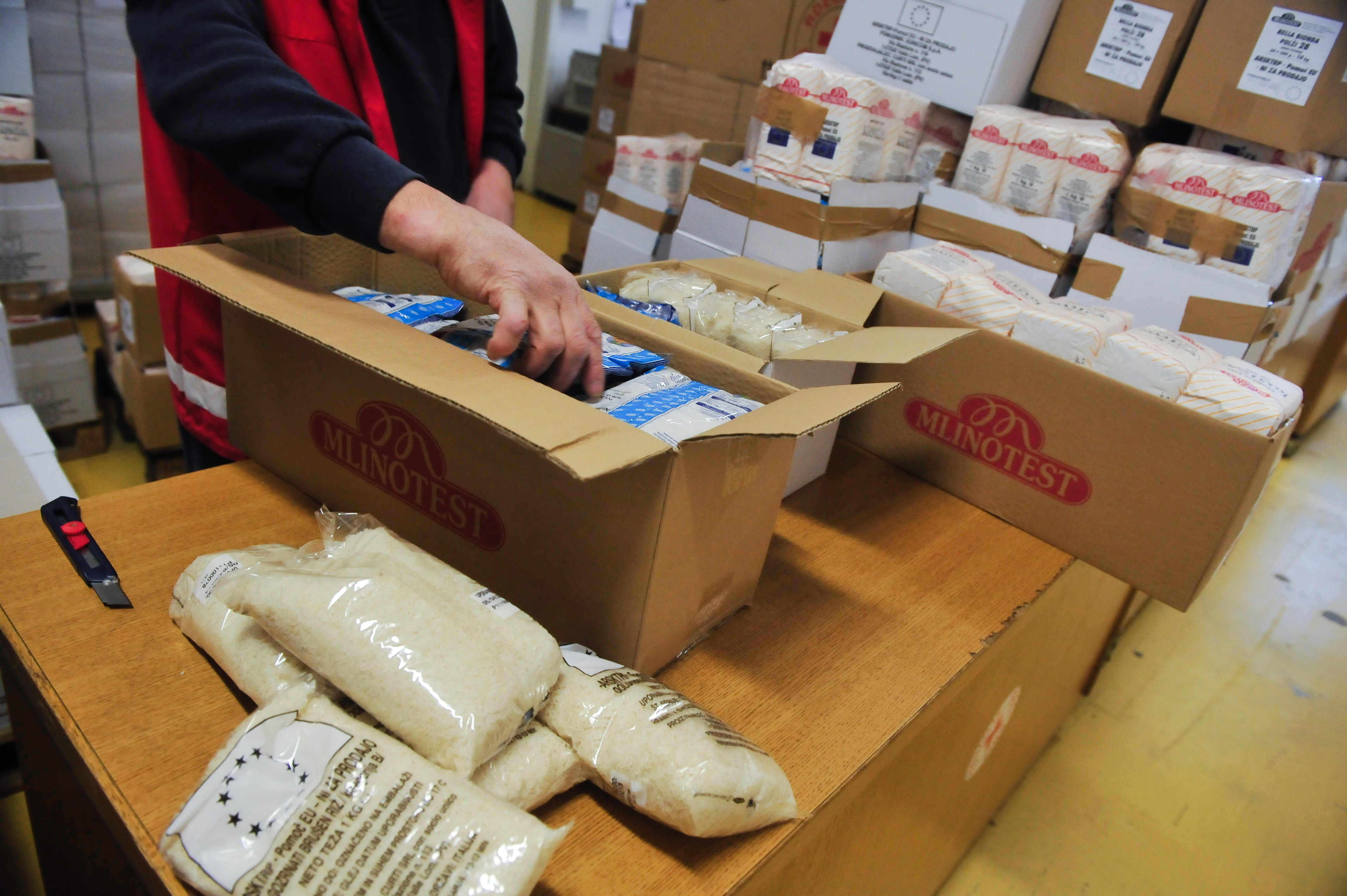 Slovenija, Ljubljana, 17.01.2012, 17. Januar 2012 Delavec v centru Rdecega kriza pripravlja pakete hrane za socialno ogrozene.pomoc, socialaFoto: Srdjan Zivulovic /Bobo