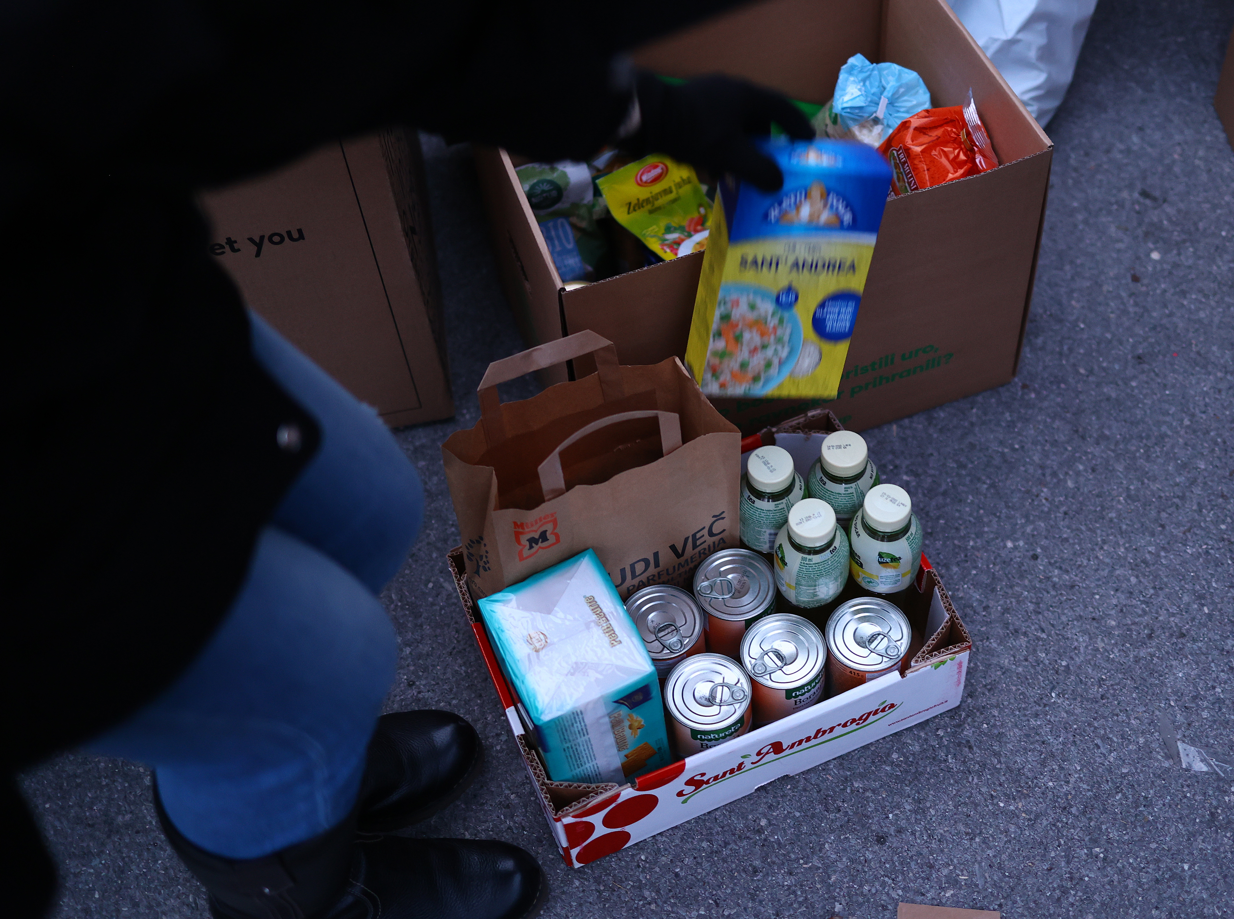 Slovenija Ljubljana 28.02.2022 28. februar 2022Ljudje zbirajo humanitarno pomoč za Ukrajino, družba , Ukrajina  dogodek družba ljudje Ukrajinsko ruska krizaFoto:Borut Živulovič/Bobo