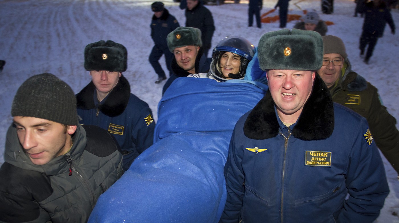 Sunita Williams po vrnitvi iz vesolja leta 2012 s plovilom Sojuz, ki je pristalo v Kazahstanu.