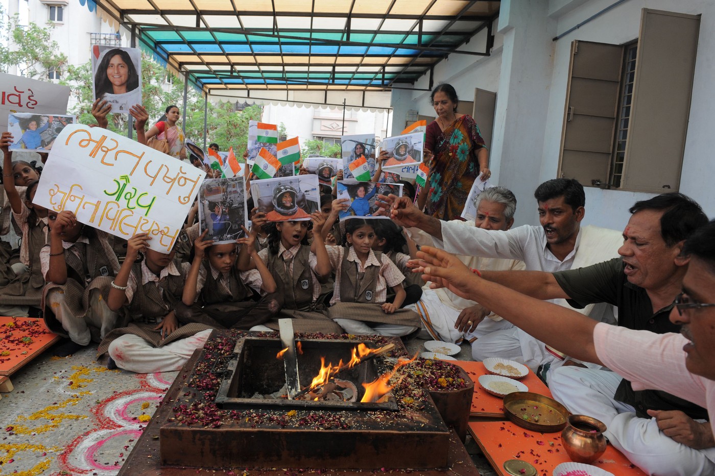 Sunita Williams je znana in popularna tudi v Indiji. Ob njenih poletih so mnogi molili za njen srečen pristanek. Na sliki molitev v rojstni vasi njenega očeta.