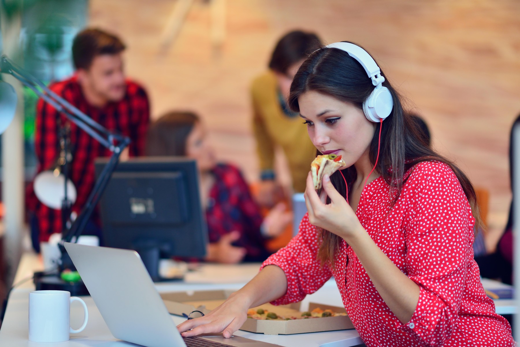 Ženska je malico med delom.