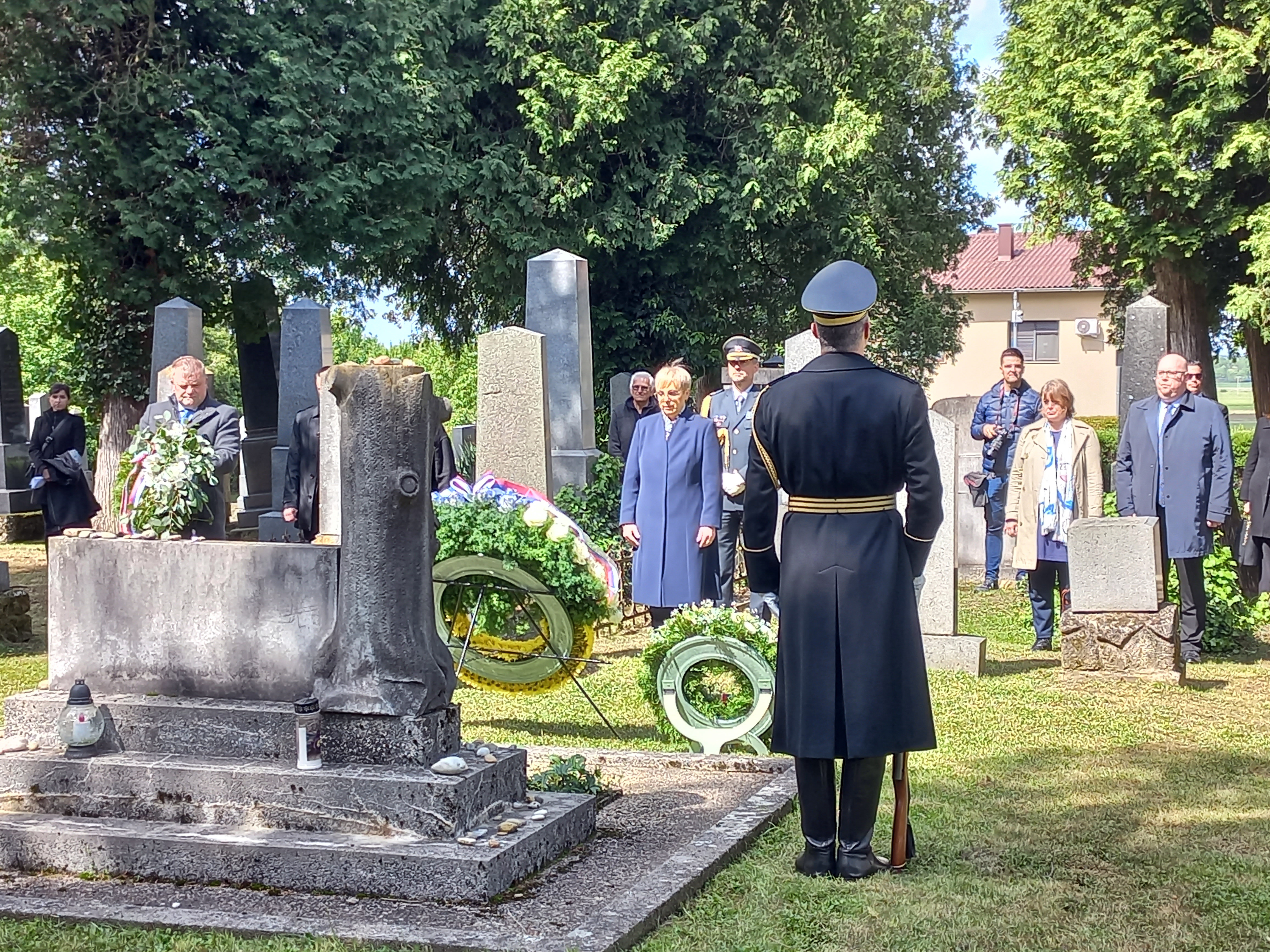 Nataša Pirc Musar je položila venec k spomeniku žrtvam nacifašističnega nasilja na judovskem pokopališču v Dolgi vasi. .politika