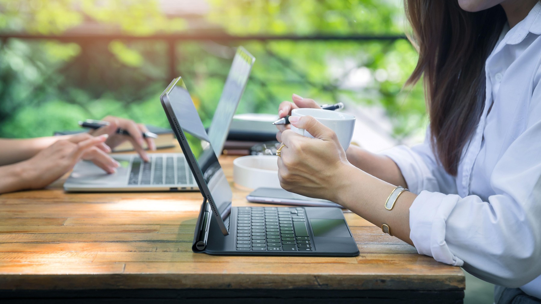 Delo na računalniku v kavarni