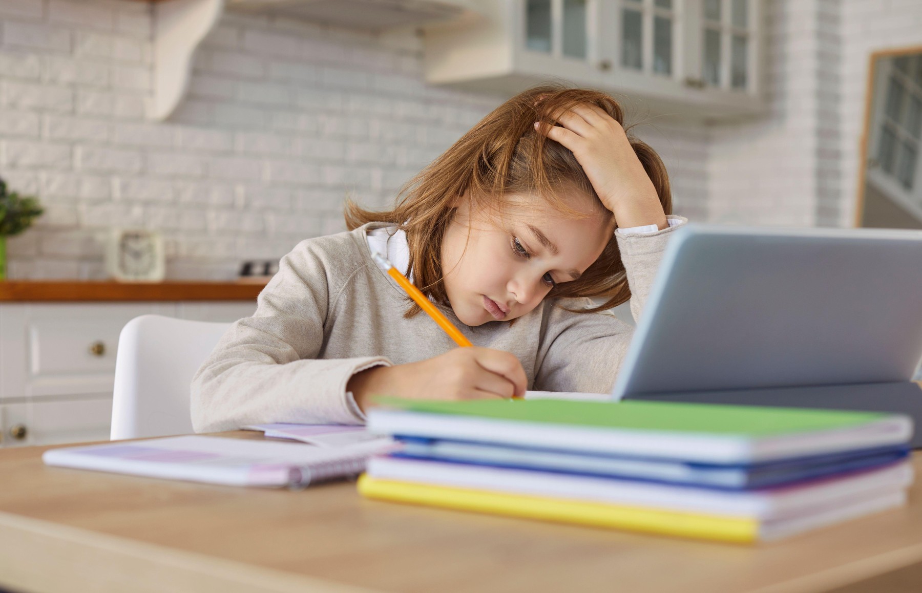 Deklica dela domačo nalogo