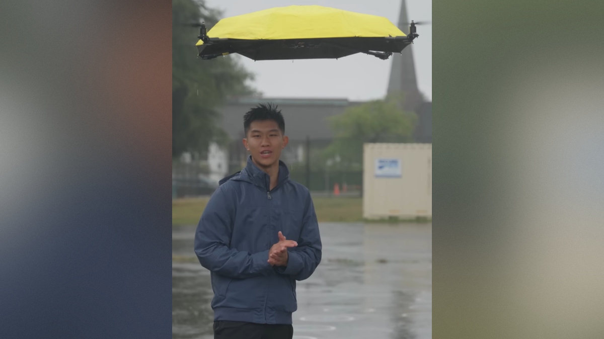 John Tse s svojim izumom, letečim dežnikom