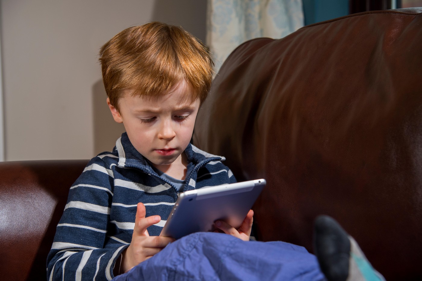 deček s tabličnim računalnikom iPadom