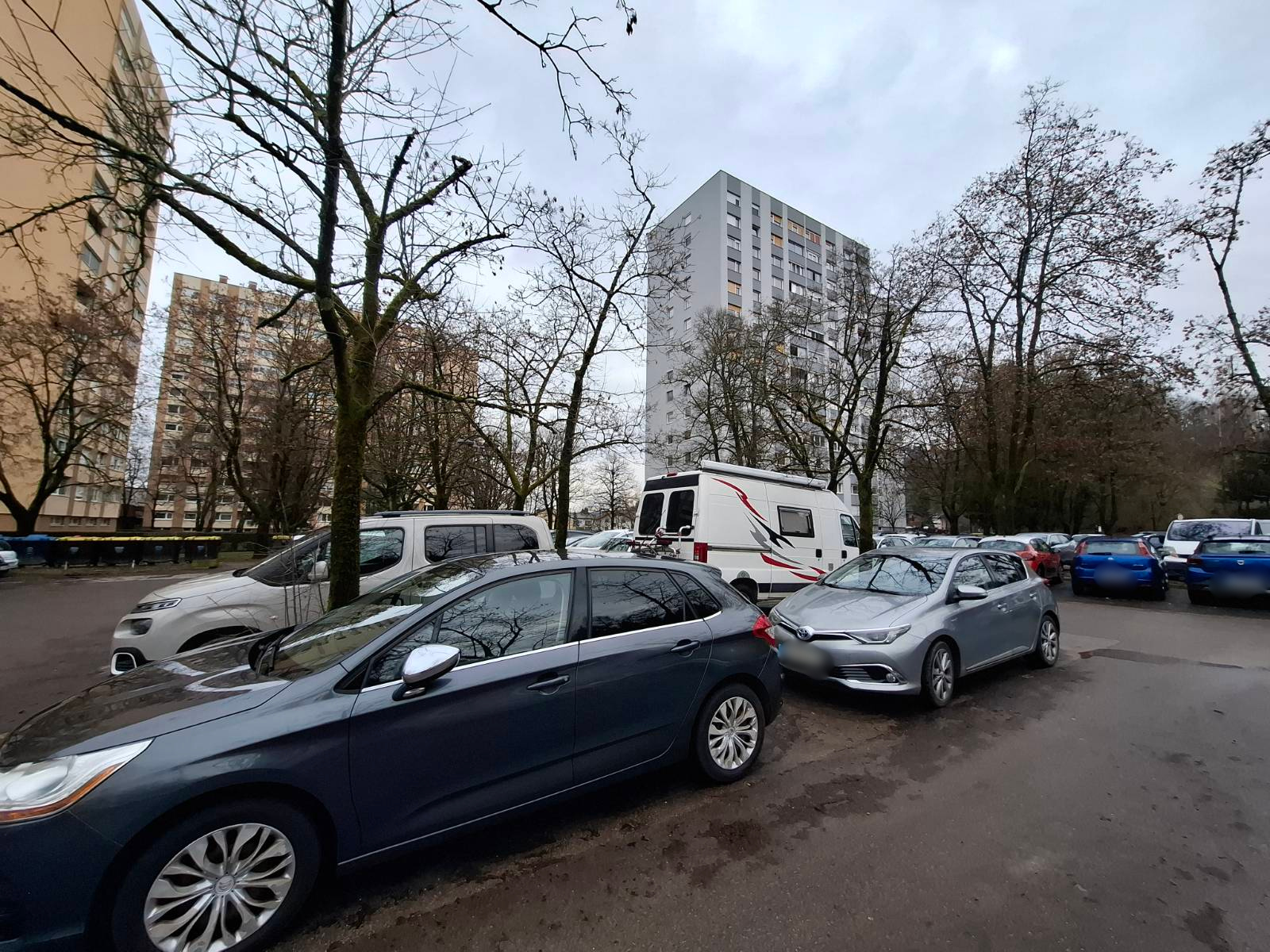 Parkirani avtomobili pri stanovanjih na Bilečanski ulici