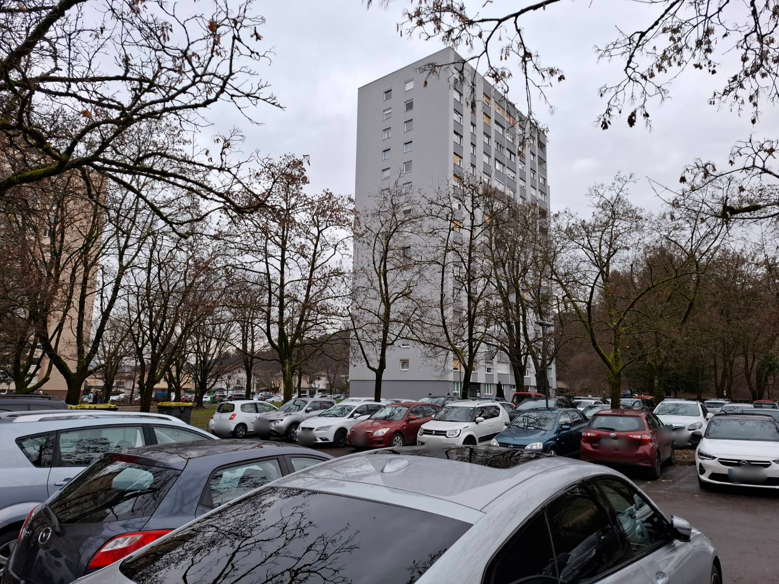 Parkirani avtomobili pri stanovanjih na Bilečanski ulici