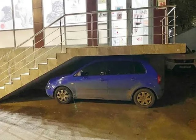 Voznik je na kreativen način parkiral svoj avtomobil