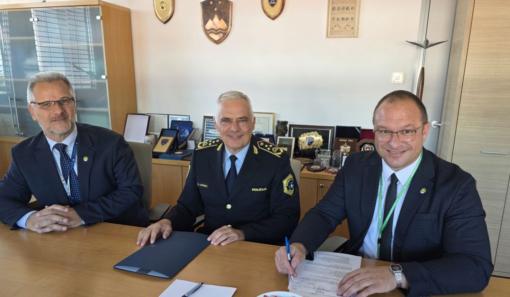 Primopredaja poslov med dosedanjim in novim direktorjem Uprave kriminalistične policije (od leve proti desni: Matjaž Jerkič, Danijel Lorbek, Mitja Jager)