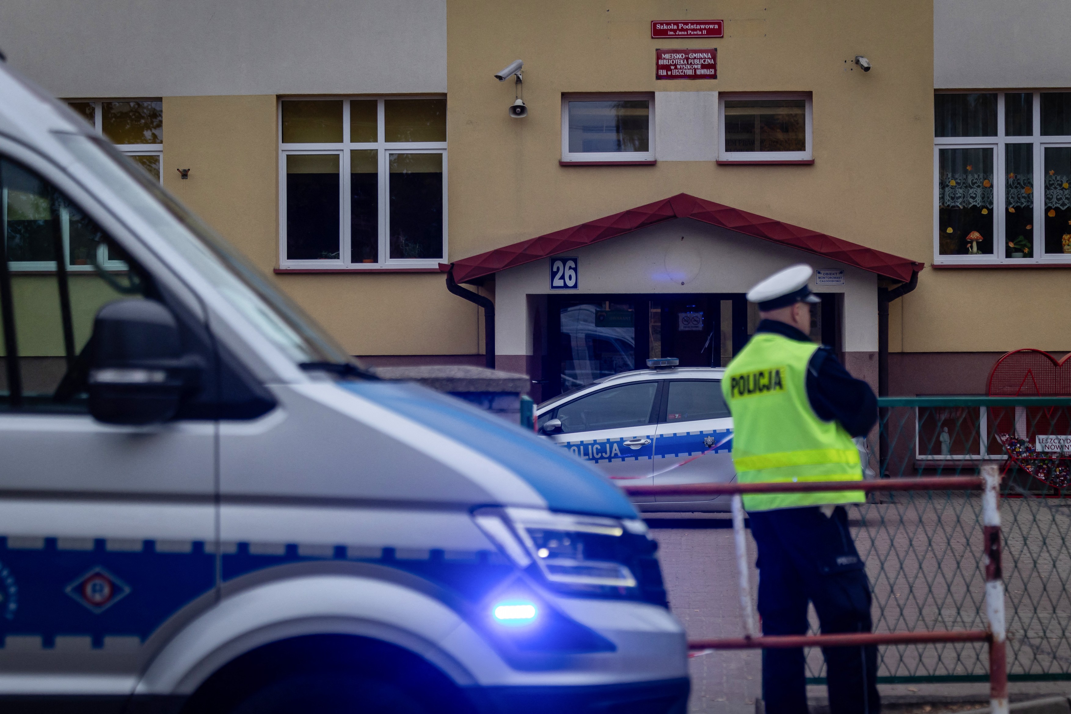 POljska policija pred šolo, kjer se je zgodil napad z nožem