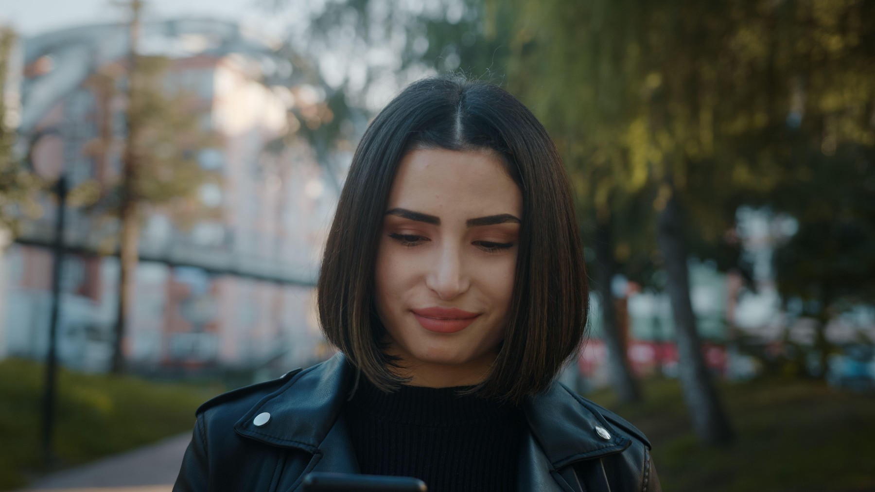 zaskrbljena ženska na telefonu