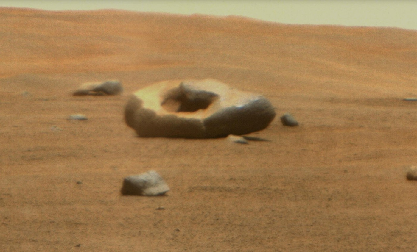 skala na Marsu, ki jo je fotografiral rover Perseverance