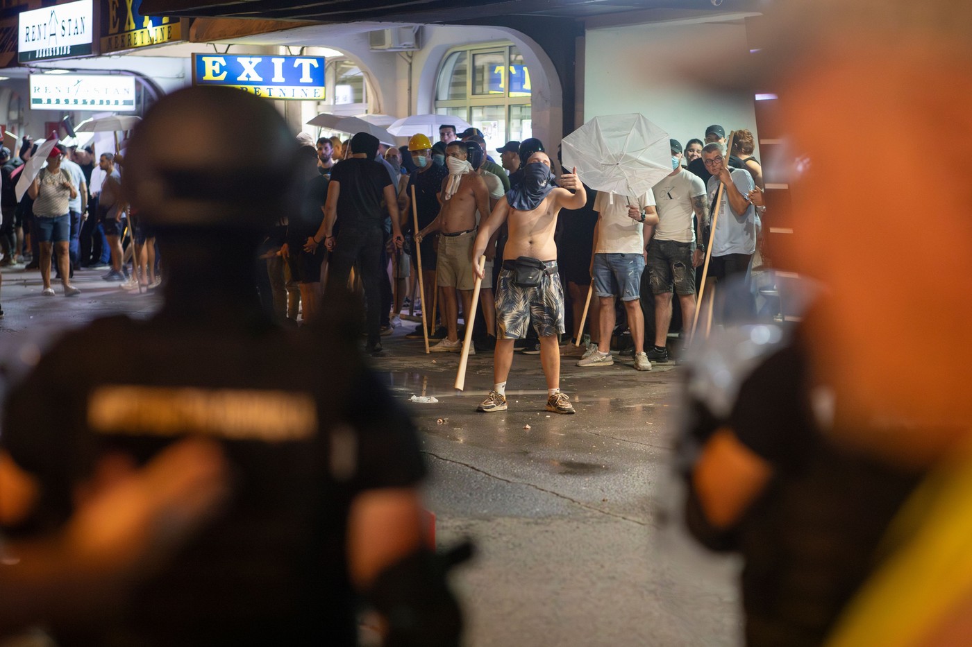 Spopad med protestniki in podporniki SNS