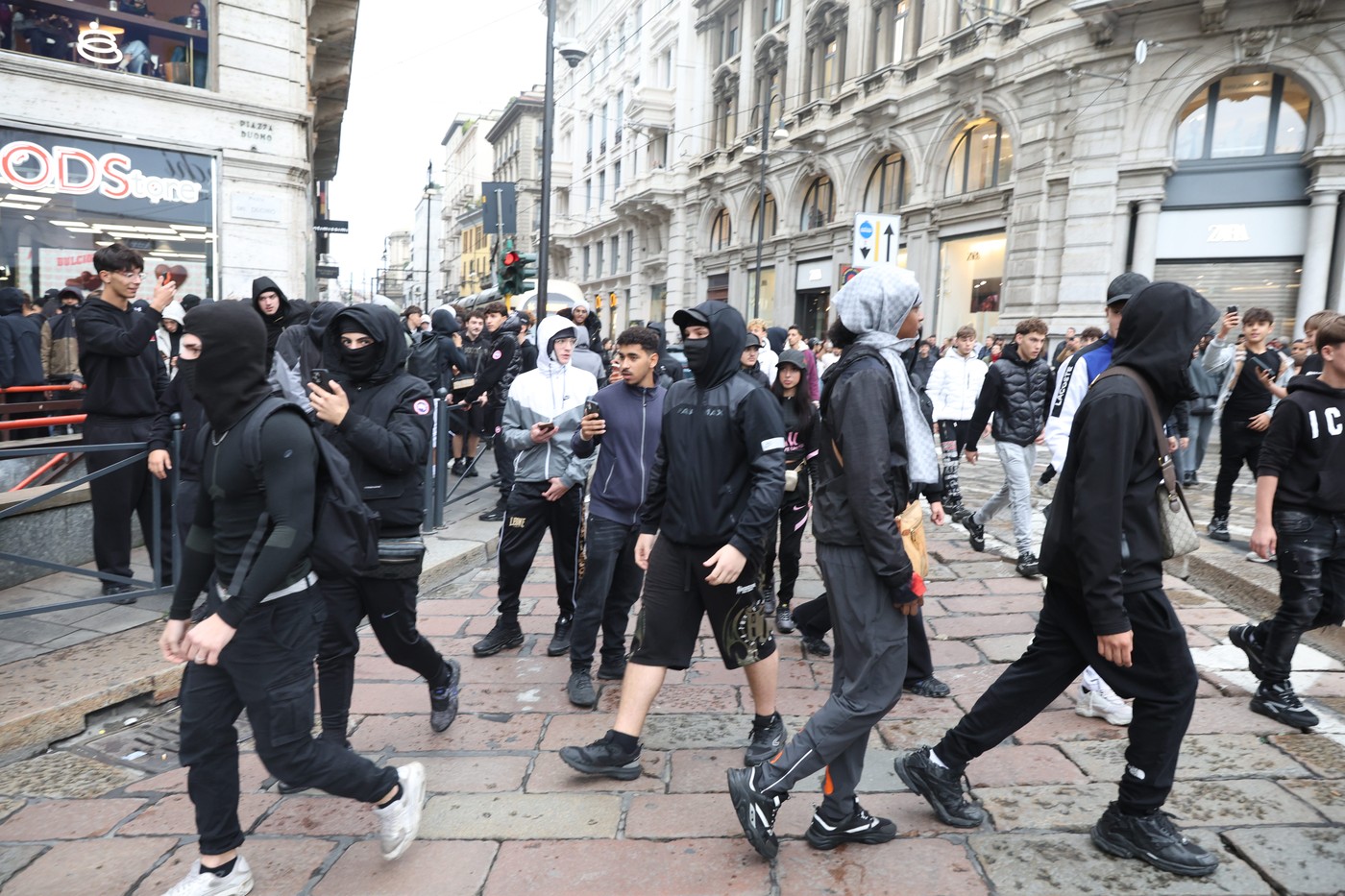 IPA89860595 - Milan: Clashes and looting by hooded youths continued i