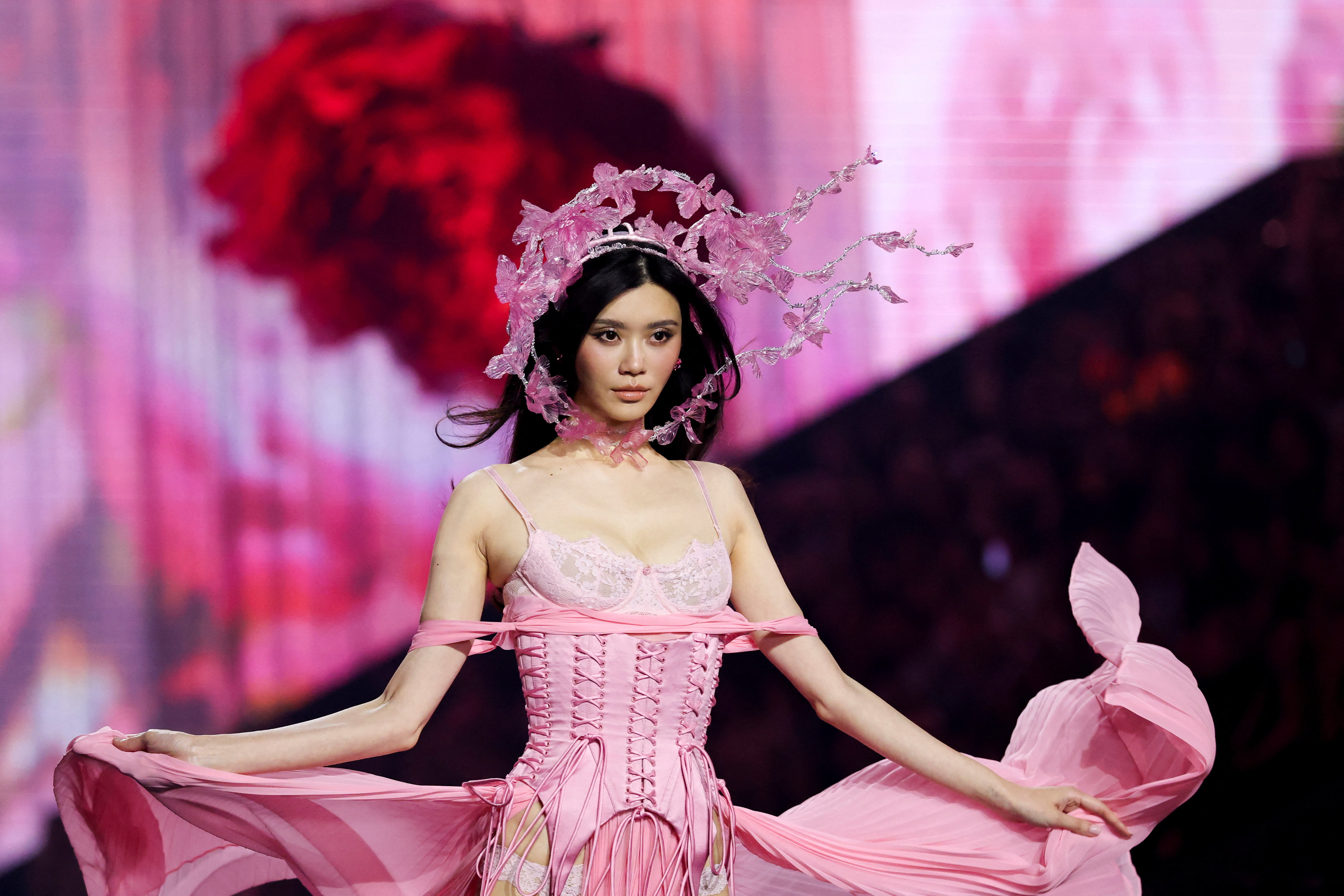 Ming Xi walks the runway during the Victoria's Secret fashion show at Sony Pictures Studios in Culver City, California, US, October 18, 2026. REUTERS/Mario Anzuoni