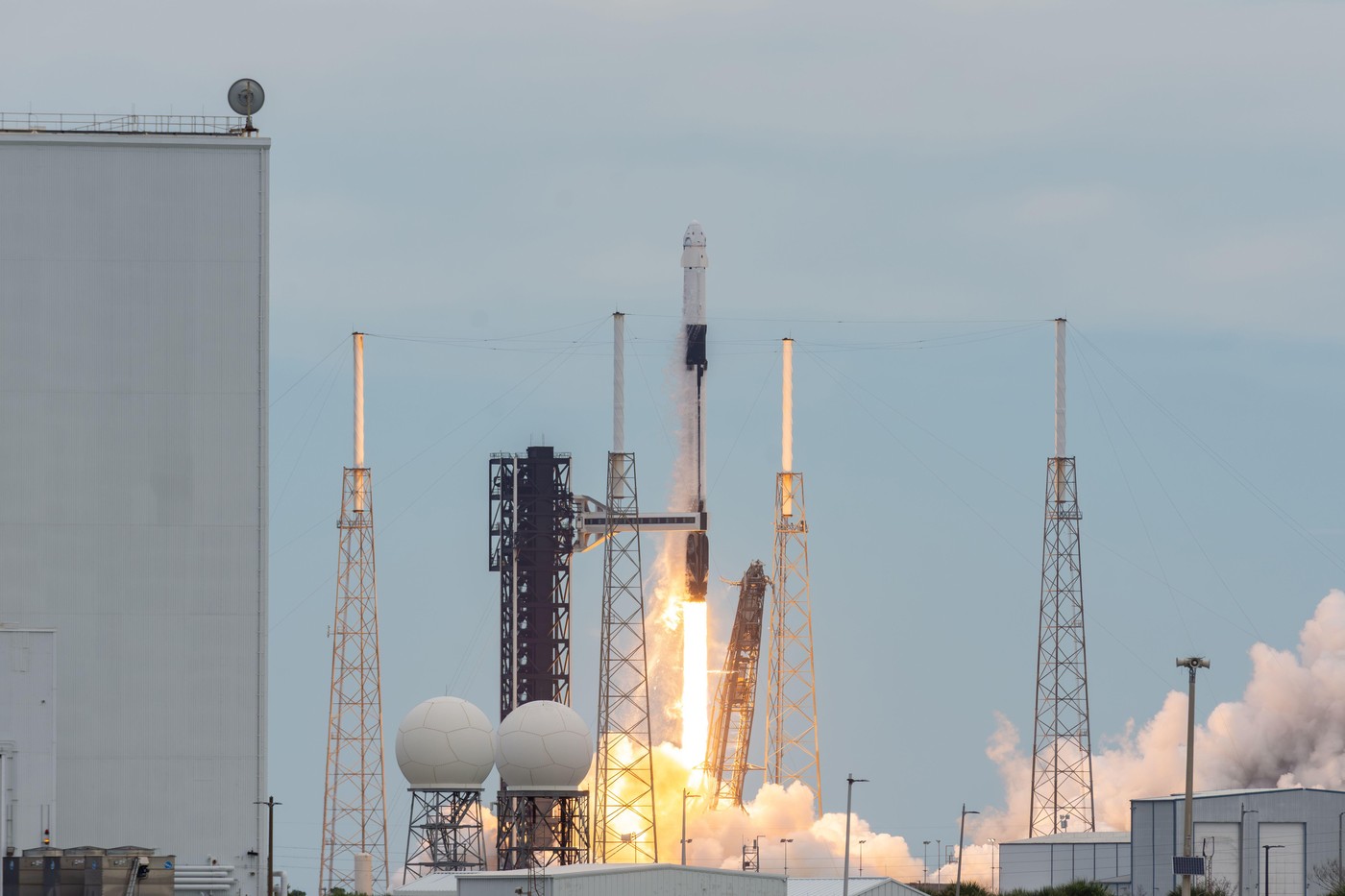 Člani odprave Crew-13 z raketo SpaceX Falcon 9 odleteli v vesolje.