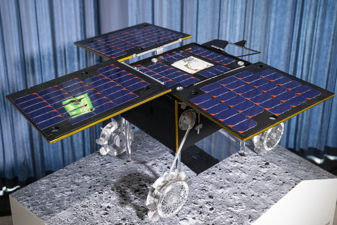 rover Idefix za raziskavo Marsove lune Fobos, ki ga je tja poslala japonska misija MMX