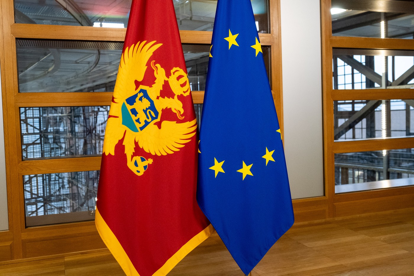 Zastavi Črne gore in EU