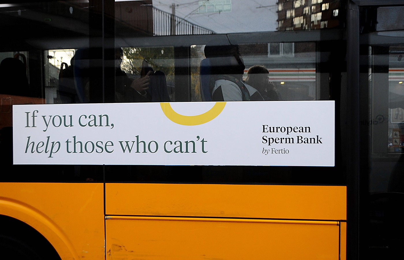 napis na danskem avtobusu, "pomagajte tistim, ki ne morejo", za donacijo sperme