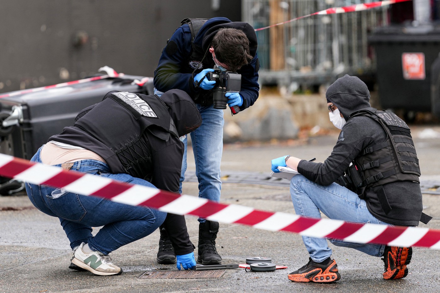 V streljanju na obrobju Pariza ubit en človek