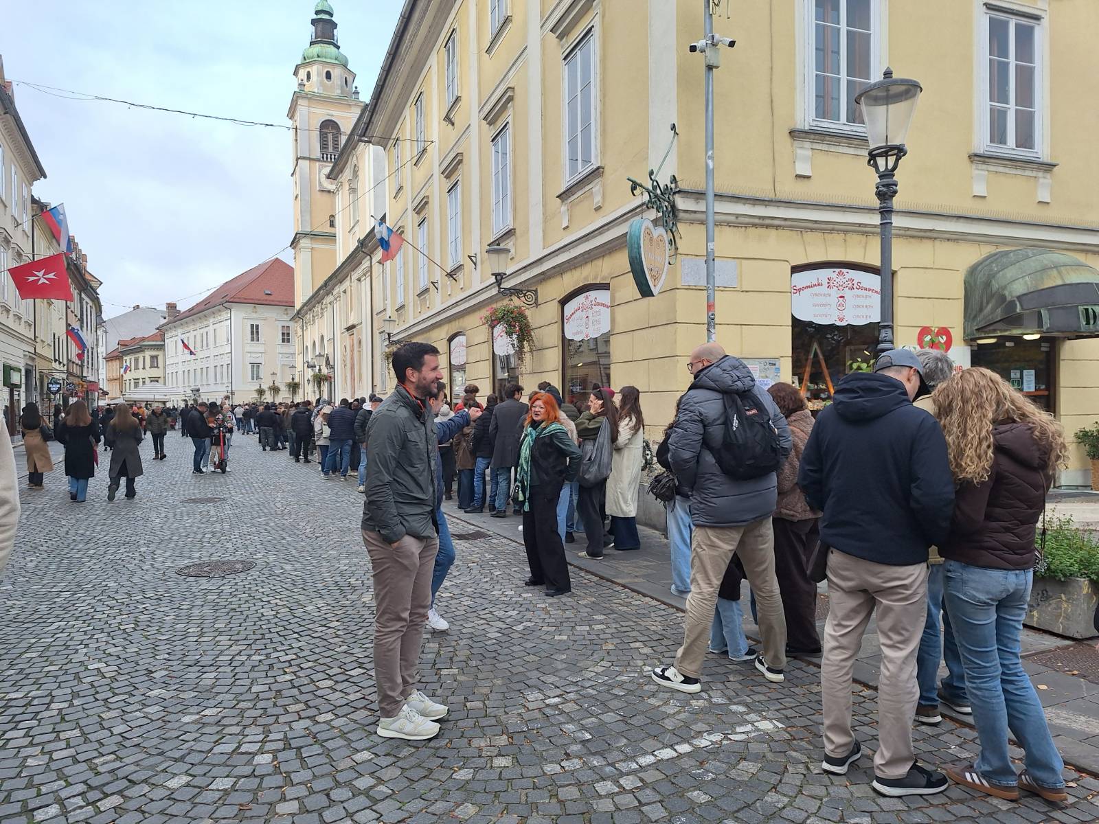 Kolona ljudi pred srbskim veleposlaništvom v LJ