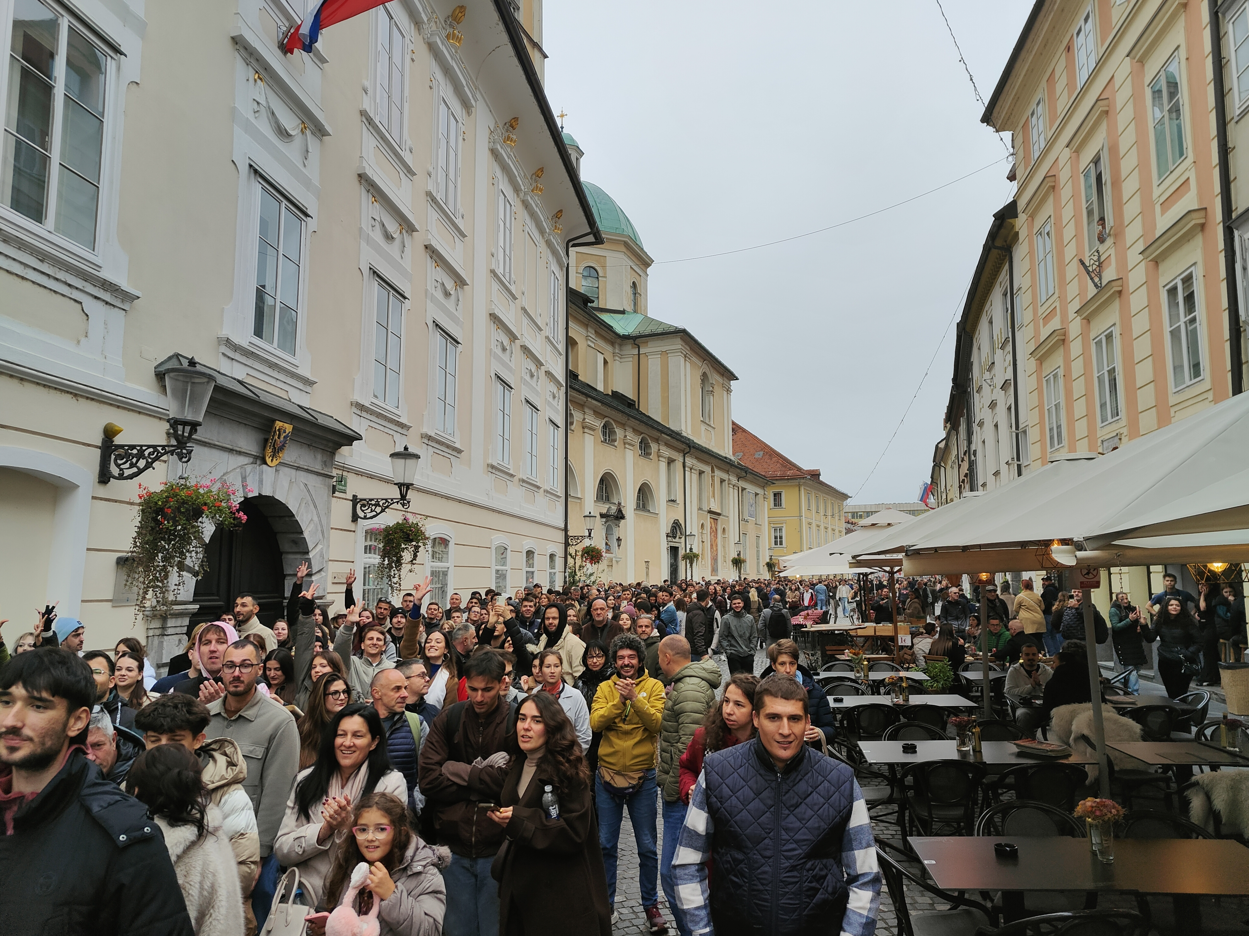Volilci pred srbskim veleposlaništvom v Ljubljani