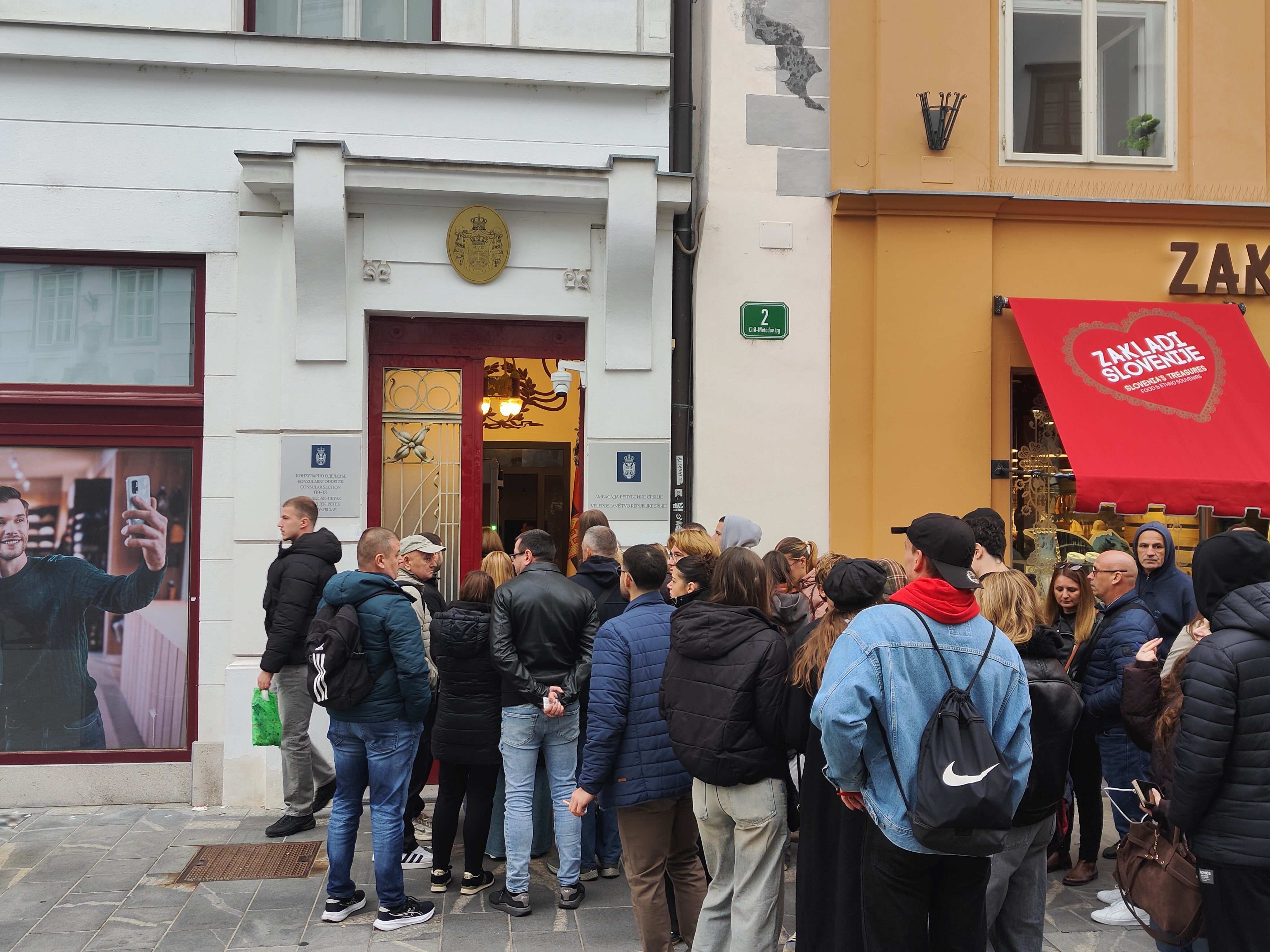 Volilci pred srbskim veleposlaništvom v Ljubljani