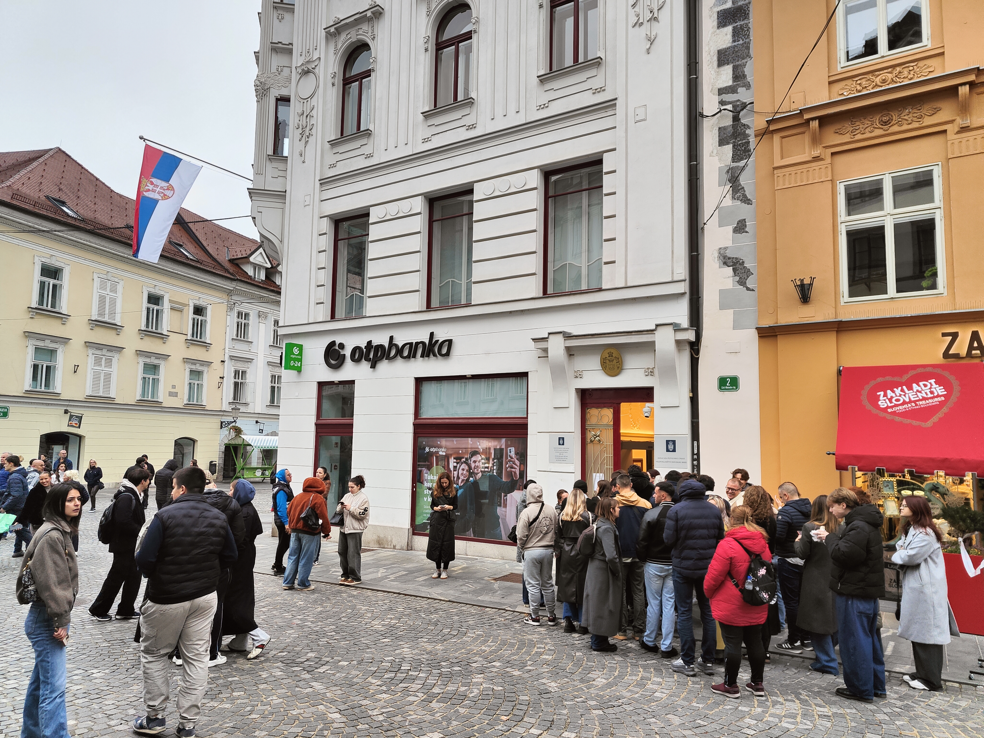 Volilci pred srbskim veleposlaništvom v Ljubljani