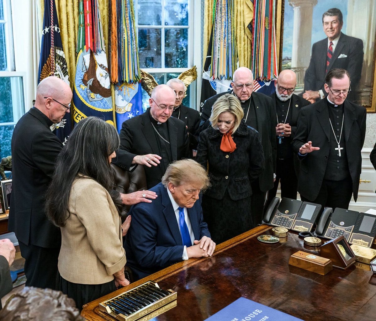 Donald Trump molitev s škofi