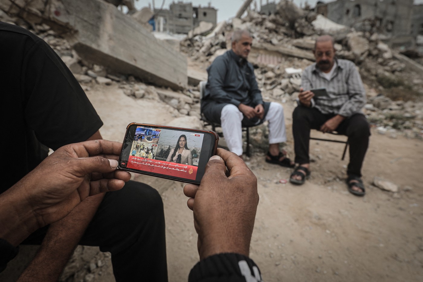 Palestinci v Gazi spremljajo novice o volitvah v Izraelu