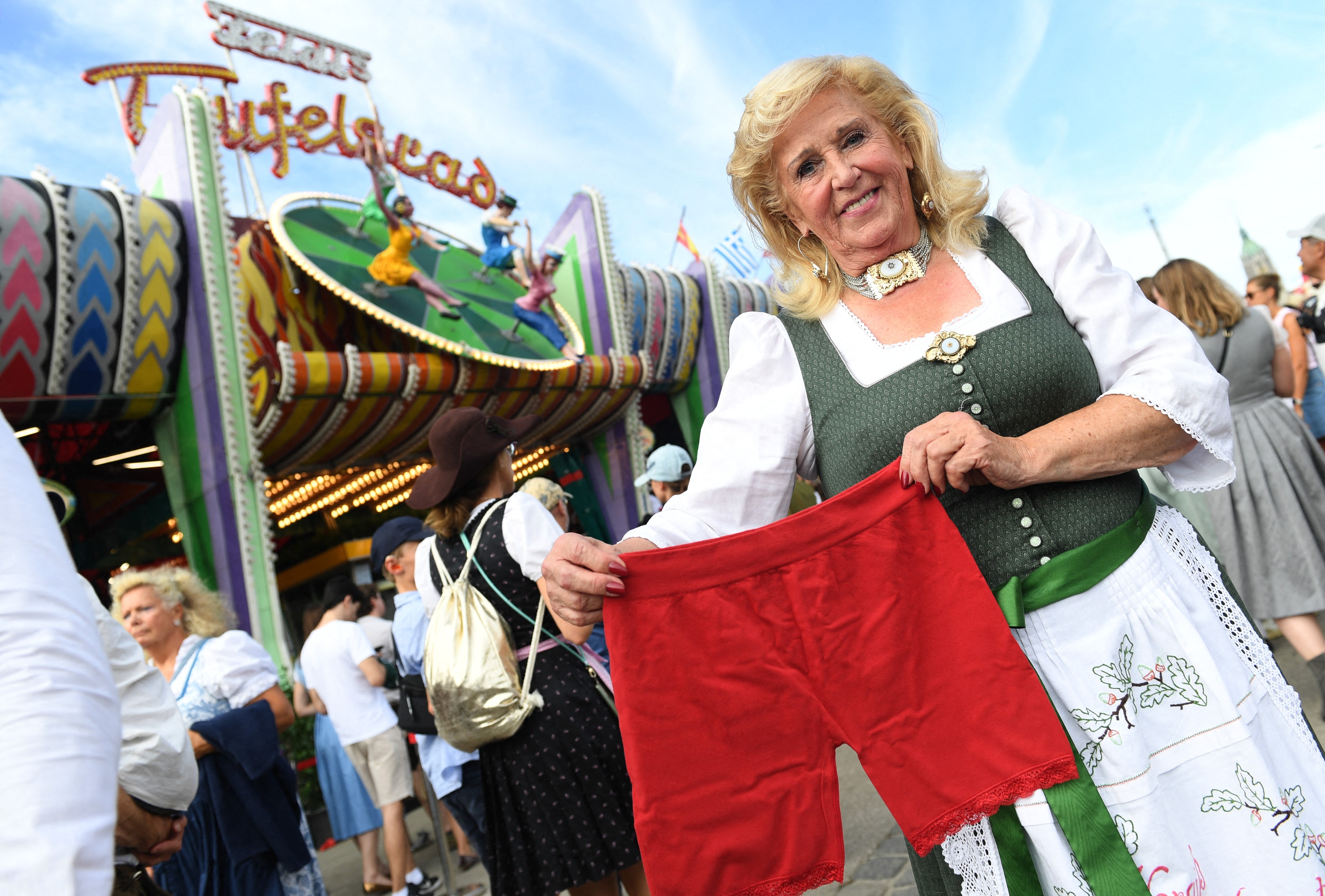 Na Oktoberfestu zaradi voajerskih posnetkov ženskam delijo kratke hlače