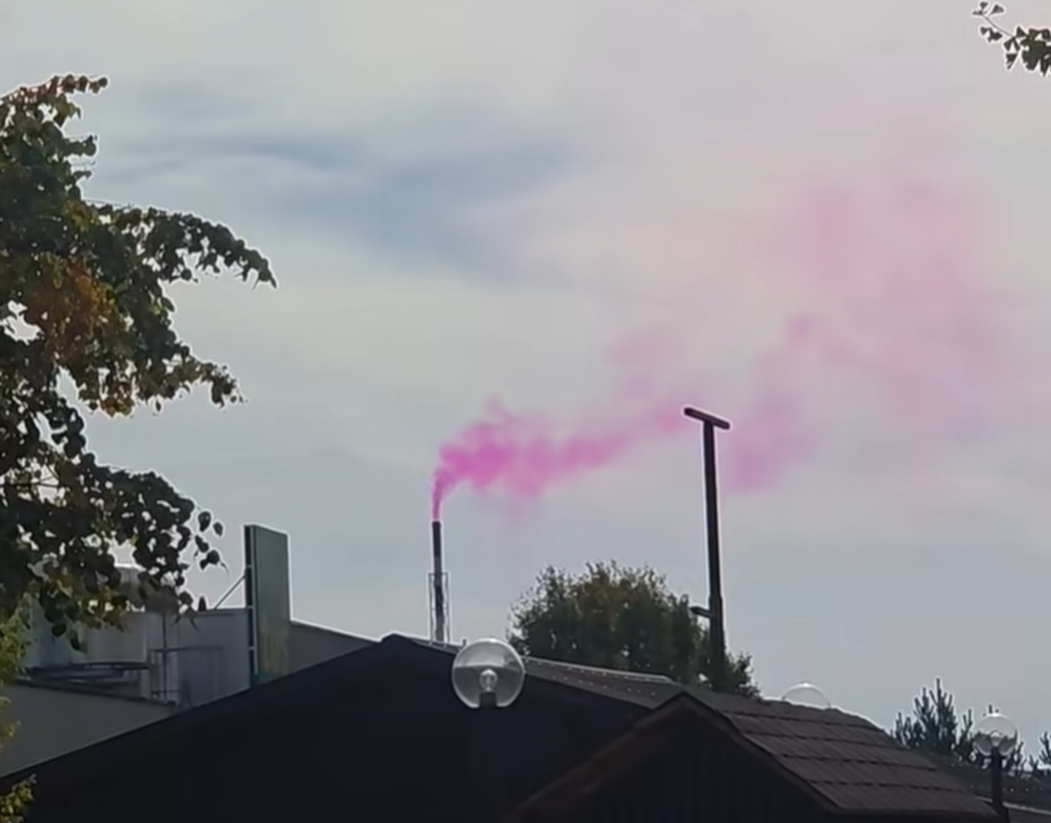 V Račah iz sežigalnice uhajal vijolični plin