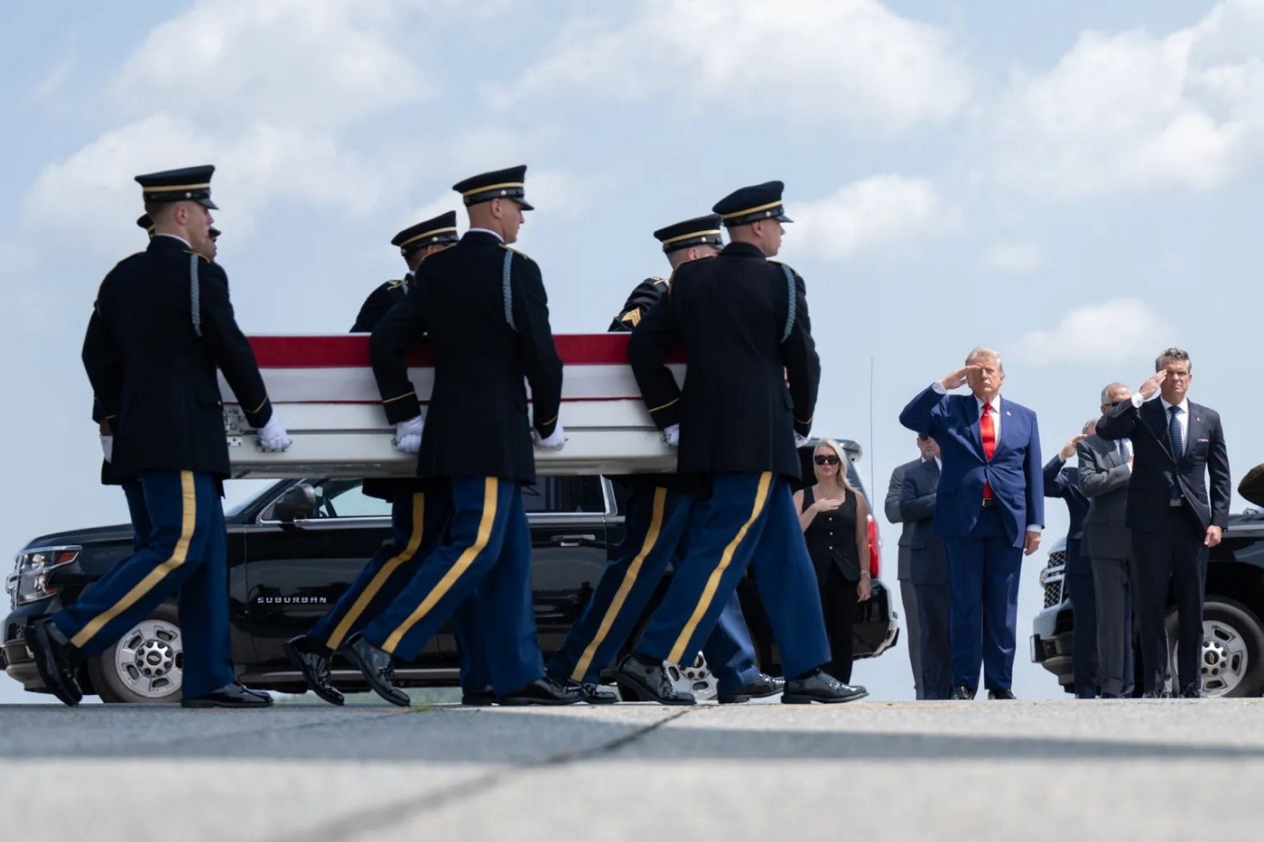 Donald Trump julija spremlja prihod krst z ameriškimi vojaki, ubitimi v Iranu