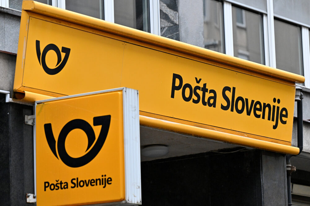 Slovenija, Ljubljana, 20.11.2024, 20. november 2024Detajl, napis, znak, simbol, pošta Slovenije, paketomati, pošte, poštarji, Foto:Žiga Živulović jr./Bobo