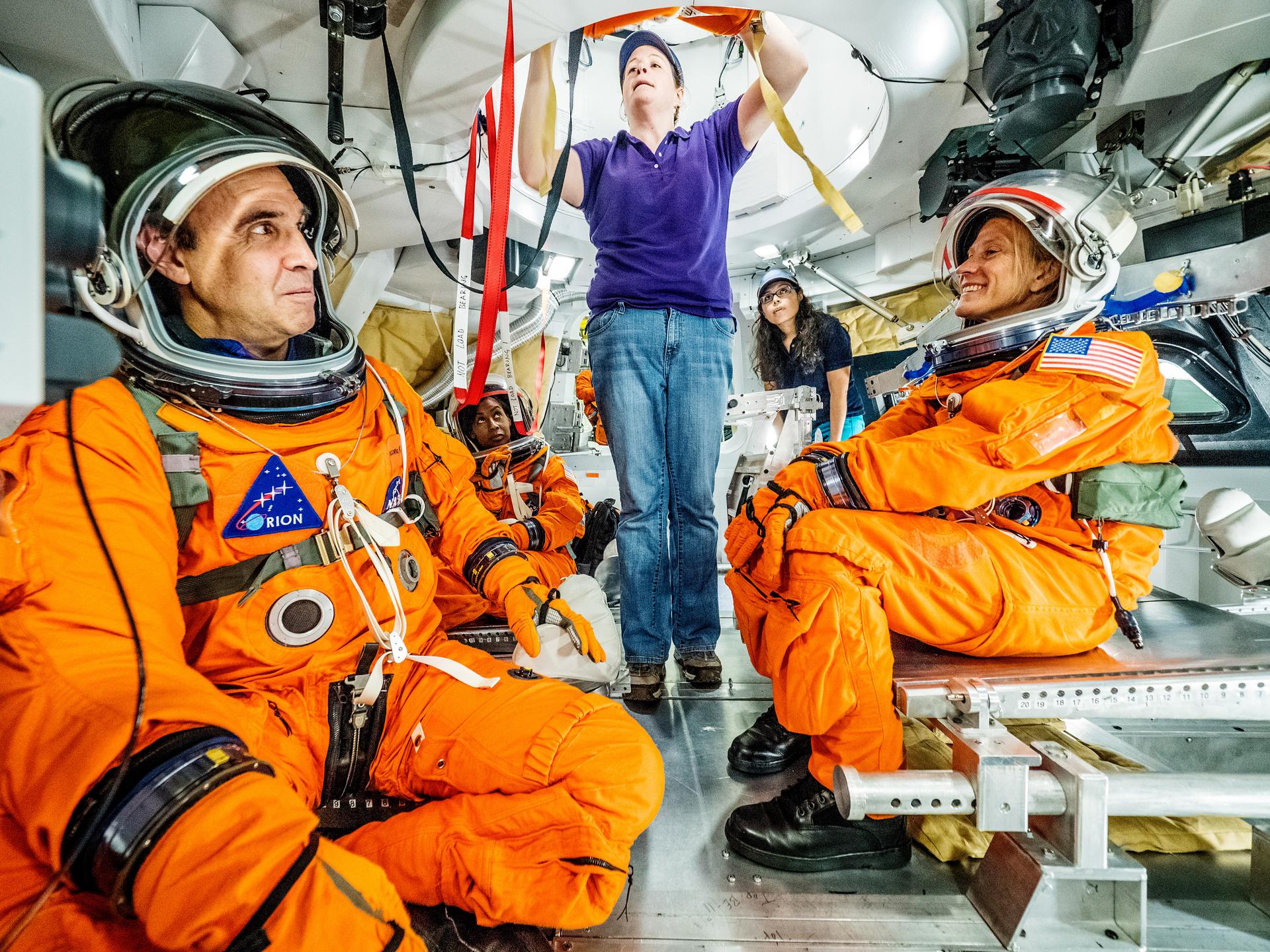 Posadka in inženirka Nase pri testiranju kapsule Orion