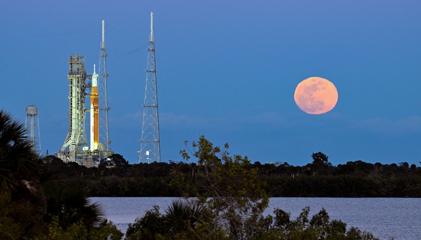 Artemis II, nosilna raketa SLS s kapsulo Orion čaka na izstrelitveni ploščadi na Floridi